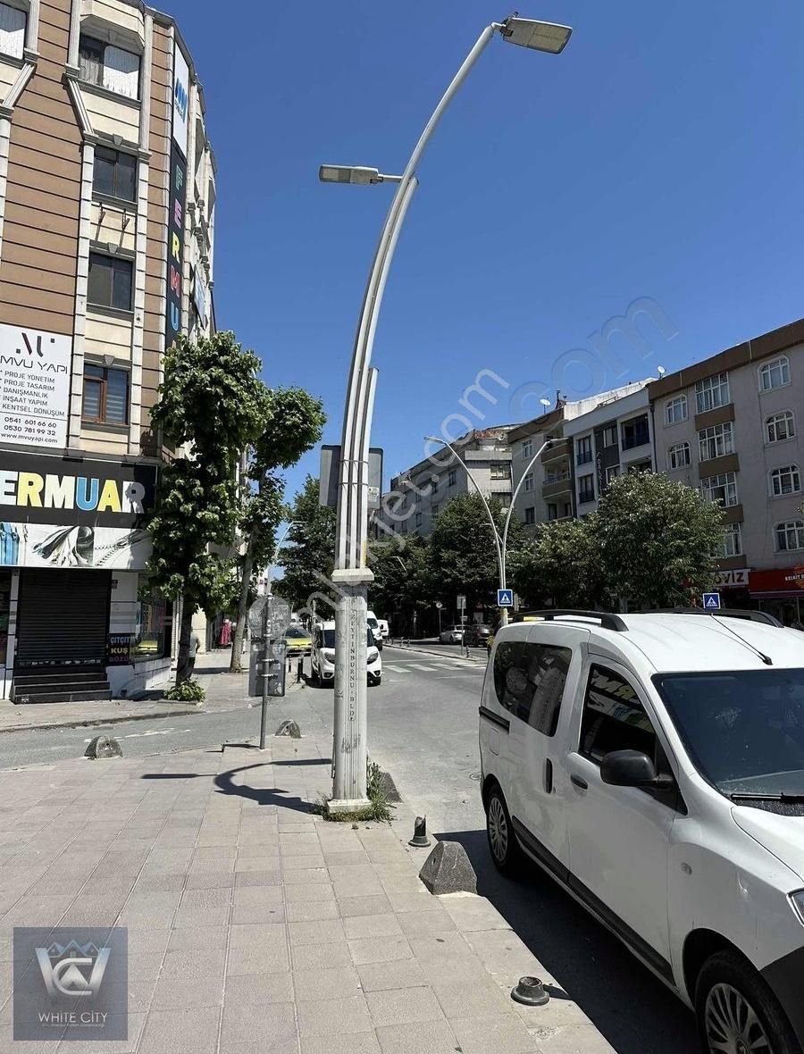 Beştelsiz De, Ana Caddede Kirlaık 2 Katlı Köşe Dükkan