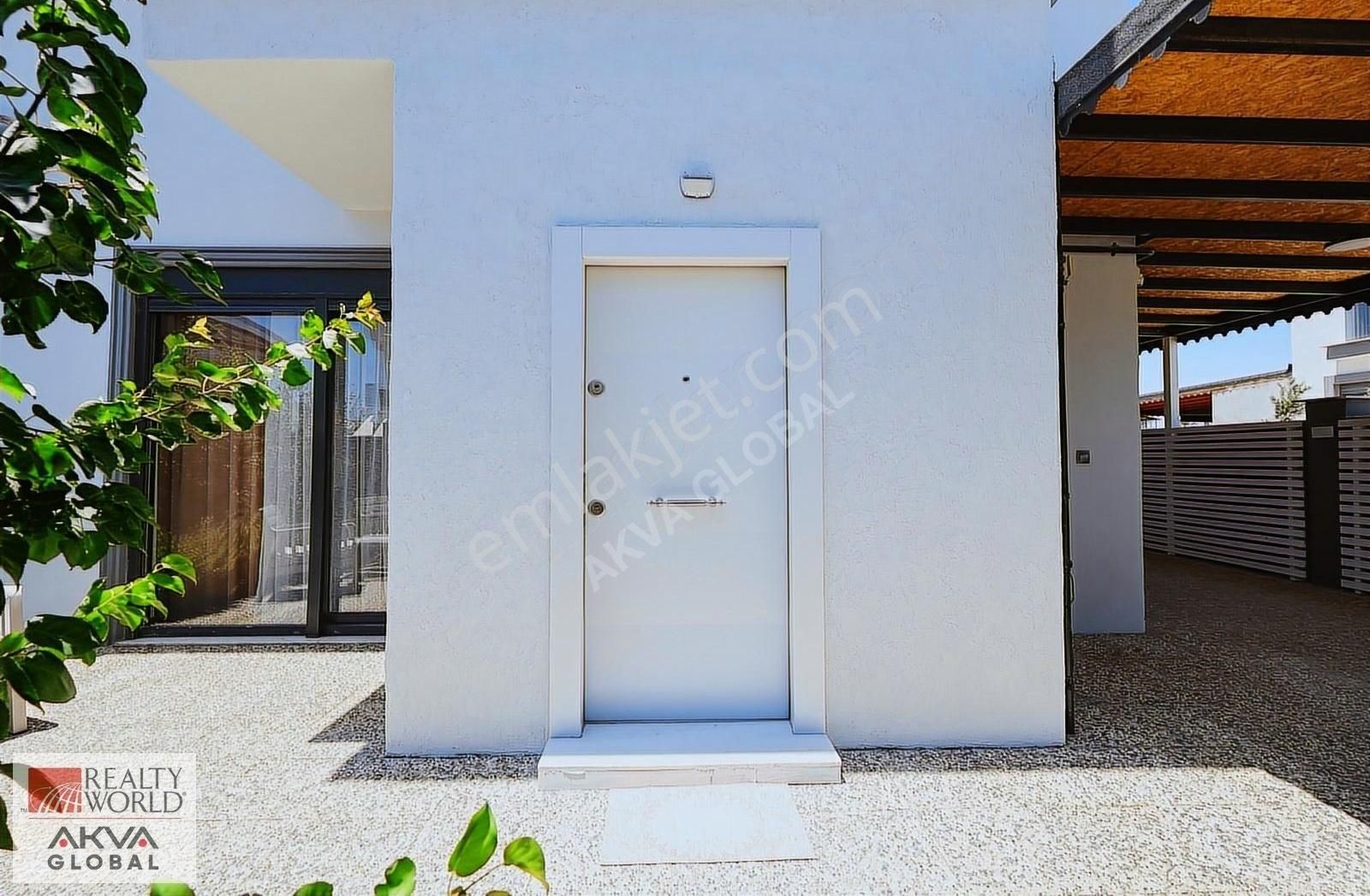 Serik Kadriye'de Triplex 4+1 Satılık Eşyalı Lüks Villa