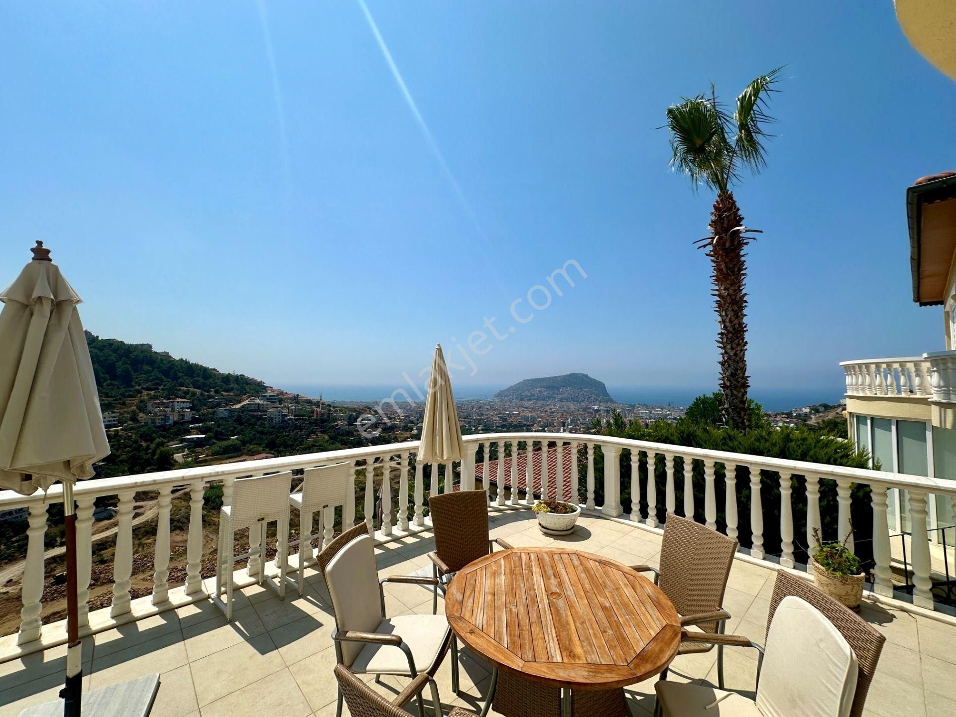 Alanya Tepe’de Panoramik Deniz Ve Şehir Manzaralı 5+1 Havuzlu Villa – Geniş Bahçe Ve Teras