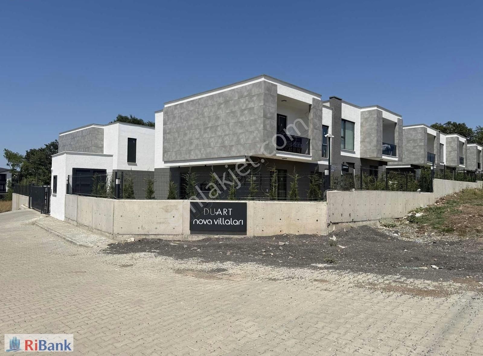 Ribanktan Bahçecikte Site İçi Satılık 4+1 190 M2 Köşe Villa