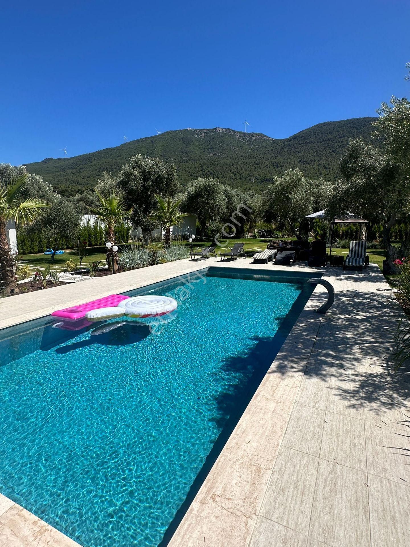 Kuşadası Gökçe Alan Da Havuzlu , 2000 M2 İçerisinde Çiftlik Evi