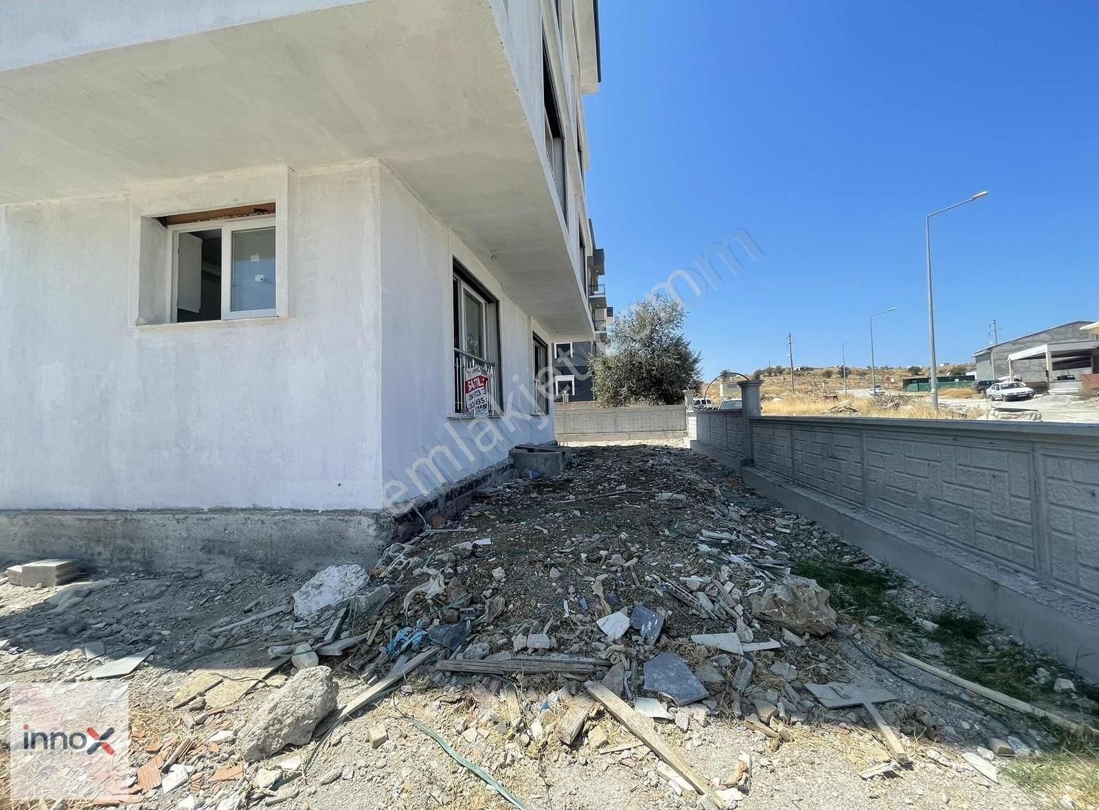 Seferihisar Camikebir'de Bahçe Kullanımlı Satılık 1+1 Daire