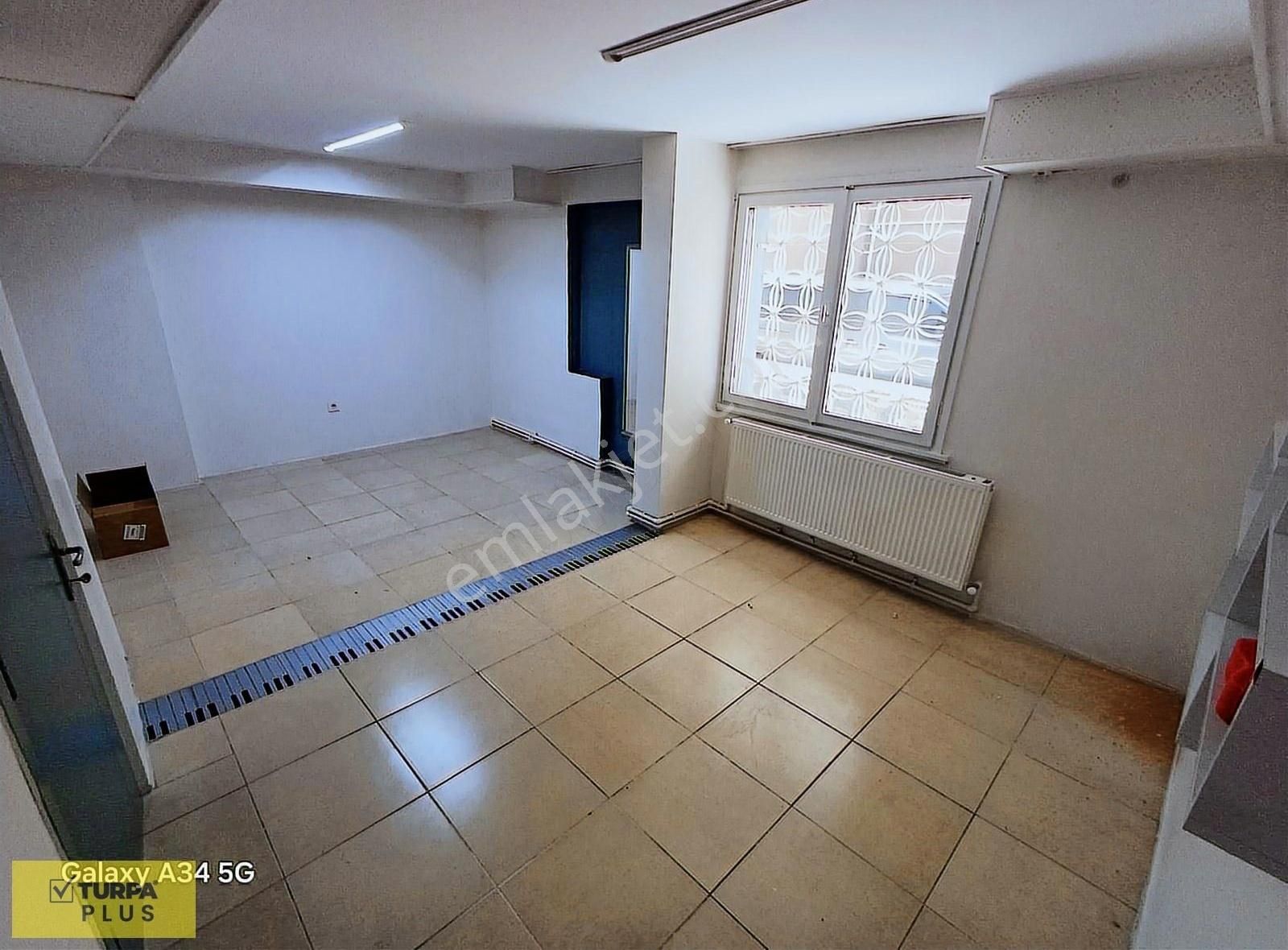 İnönü Caddesi İzmirspor Metro Yakını Doğalgazlı Kiralık Dükkan