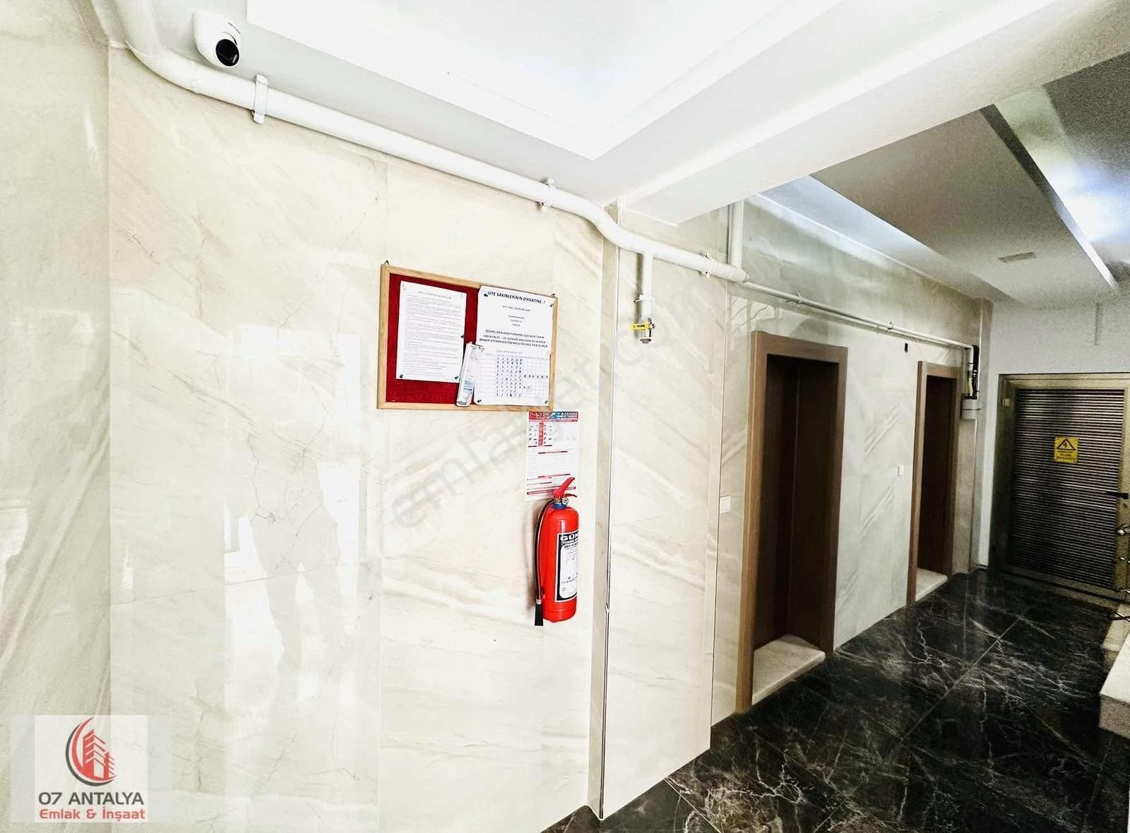Mevlana Caddesi Ve Tramvay Yürüme Mesafede Sitede 2+1 Doğalgazlı