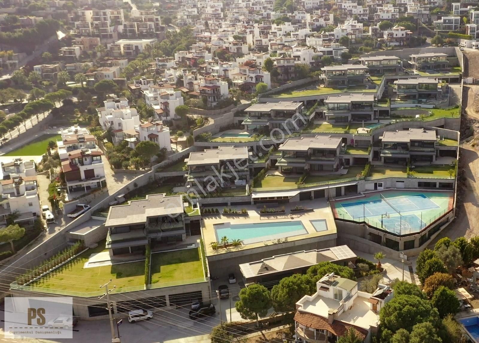 Bodrum Gündoğanda Merkezi Konumda, Plaj Kullanımlı Bahçeli, 2+1