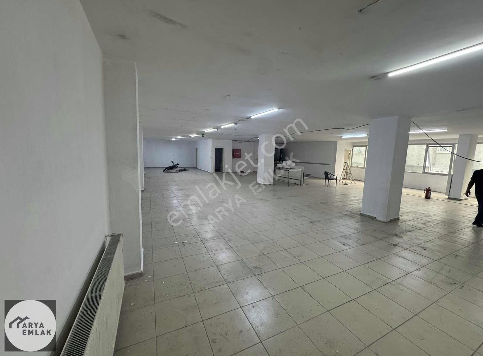 Arya Emlaktan Mithatpaşada Kiralık 600 Dükkan
