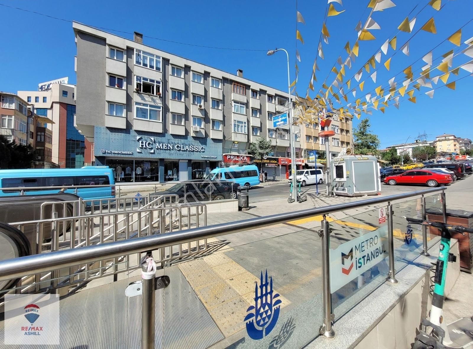Ashill'den Alemdağ Cad. Bosna Bulvarı Kesişiminde Metro Önünde