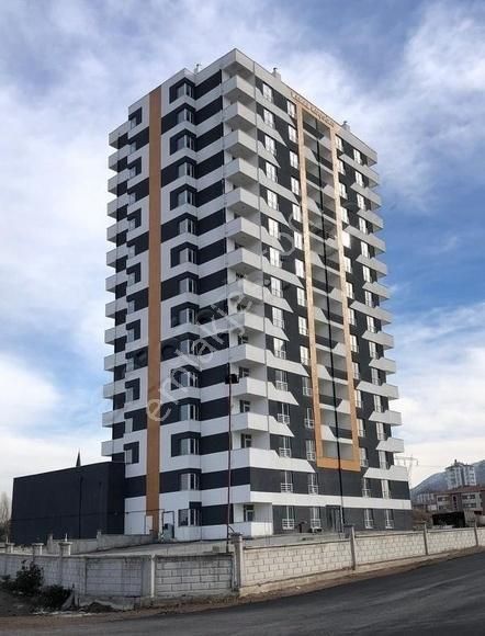 Çift Banyo Çift Balkon Cadde Üzerinde Satılık Sıfır 3+1 Daire