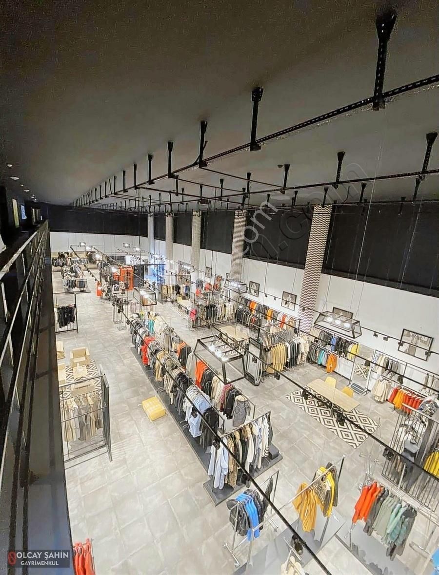 Mallof Avm'ye Komşu 1900 M2 Kapalı Alan Kiralık Dükkan&mağaza