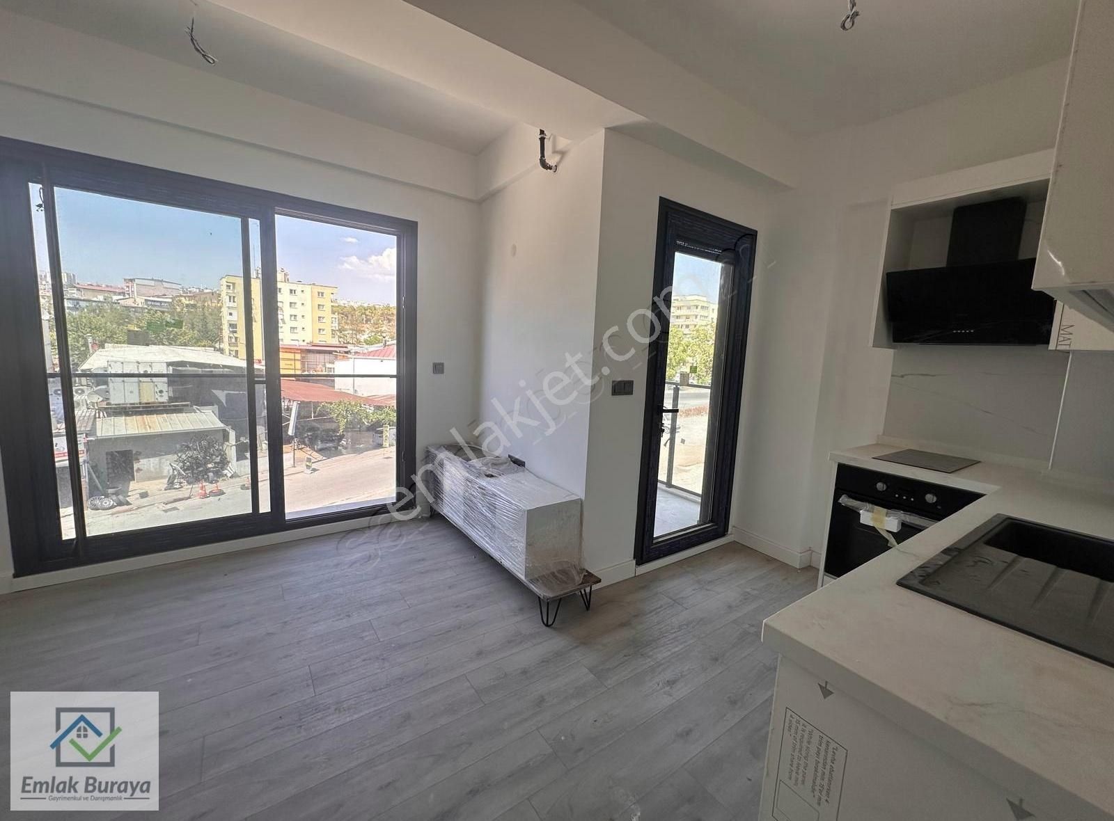 İzmir Buca Yeni Havuzlu Sitede Sıfır 1+1 Kiralık Daire