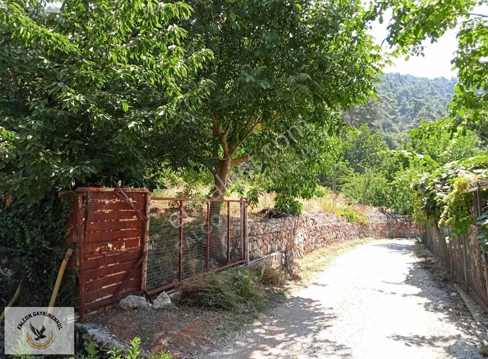 Nif'de 1373 M2 Arsa İçerisinde Satılık Köy Evi Ve Arsa