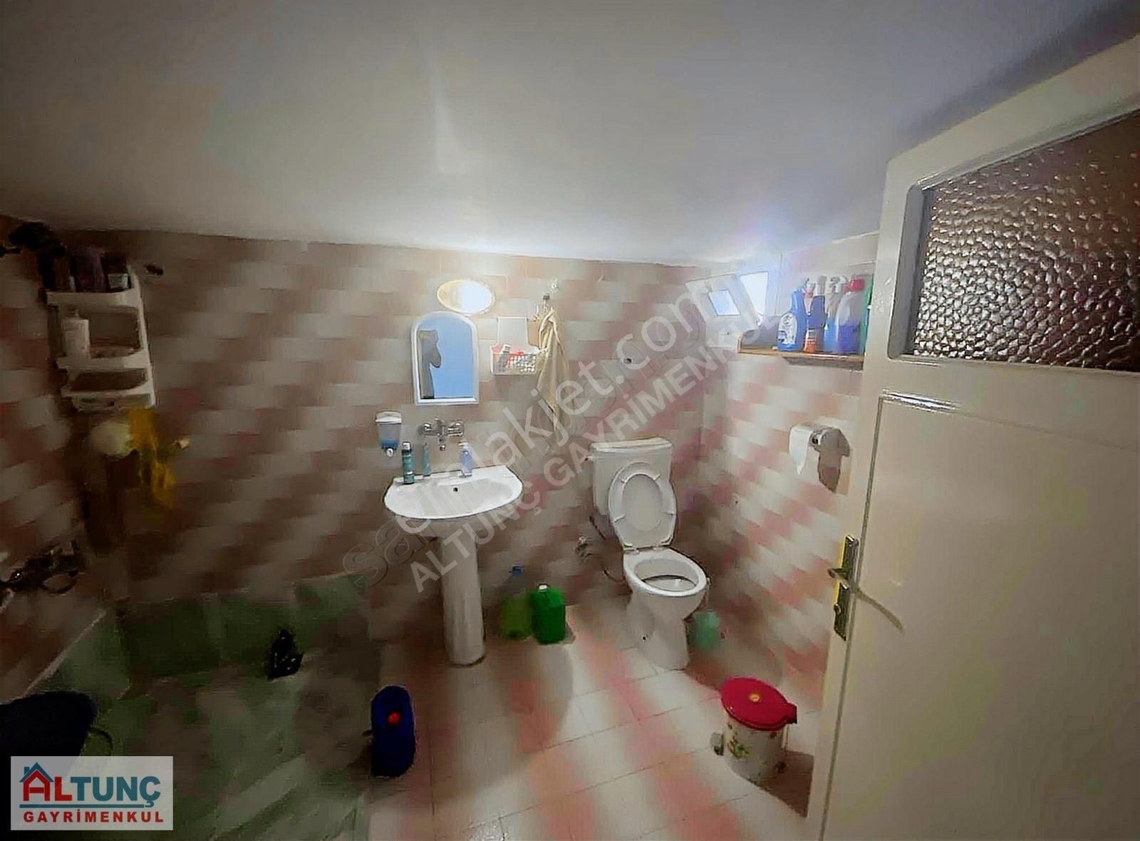 Altunç'dan Yeşilyurtta 3 Katlı 3+1 Kapalı Mutfak Ev - Görsel 34