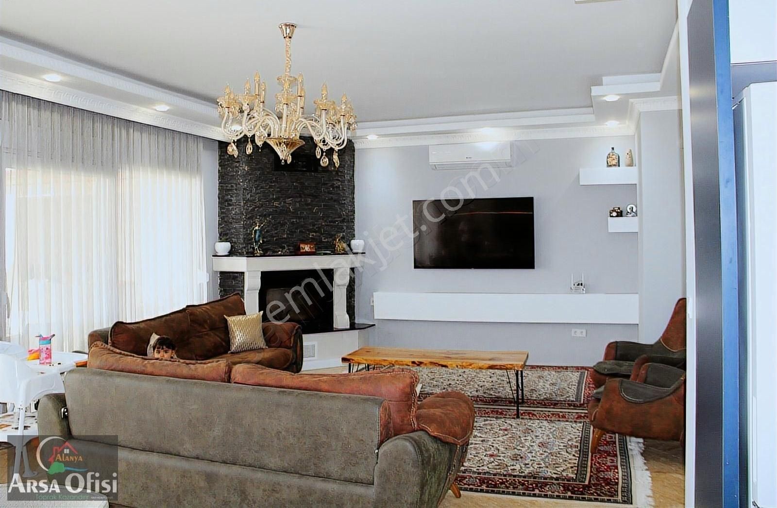 Alanya'da Deniz Ve Şehir Manzaralı Tripleks 5+1 Villa - Görsel 15