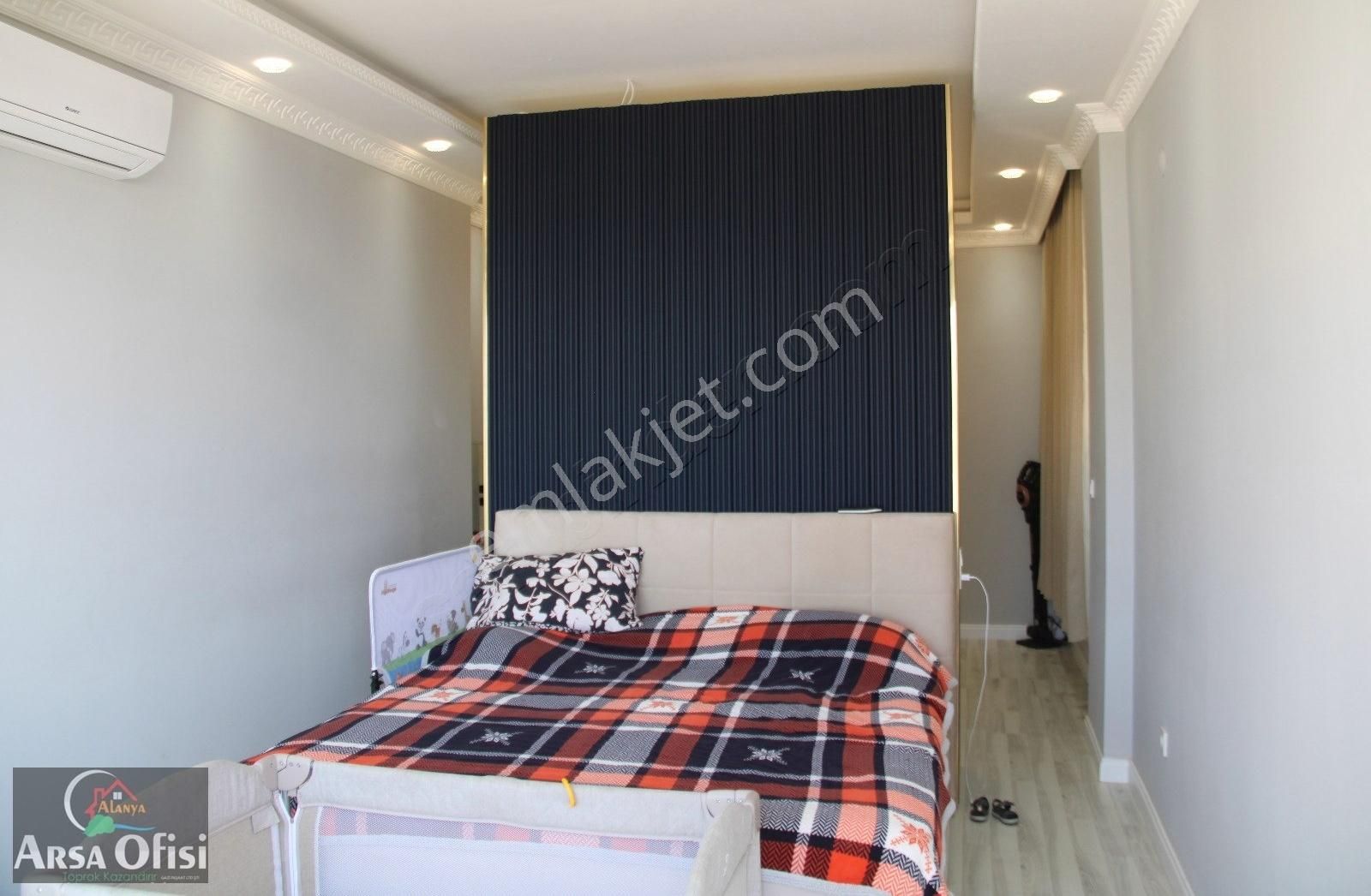 Alanya'da Deniz Ve Şehir Manzaralı Tripleks 5+1 Villa - Görsel 13