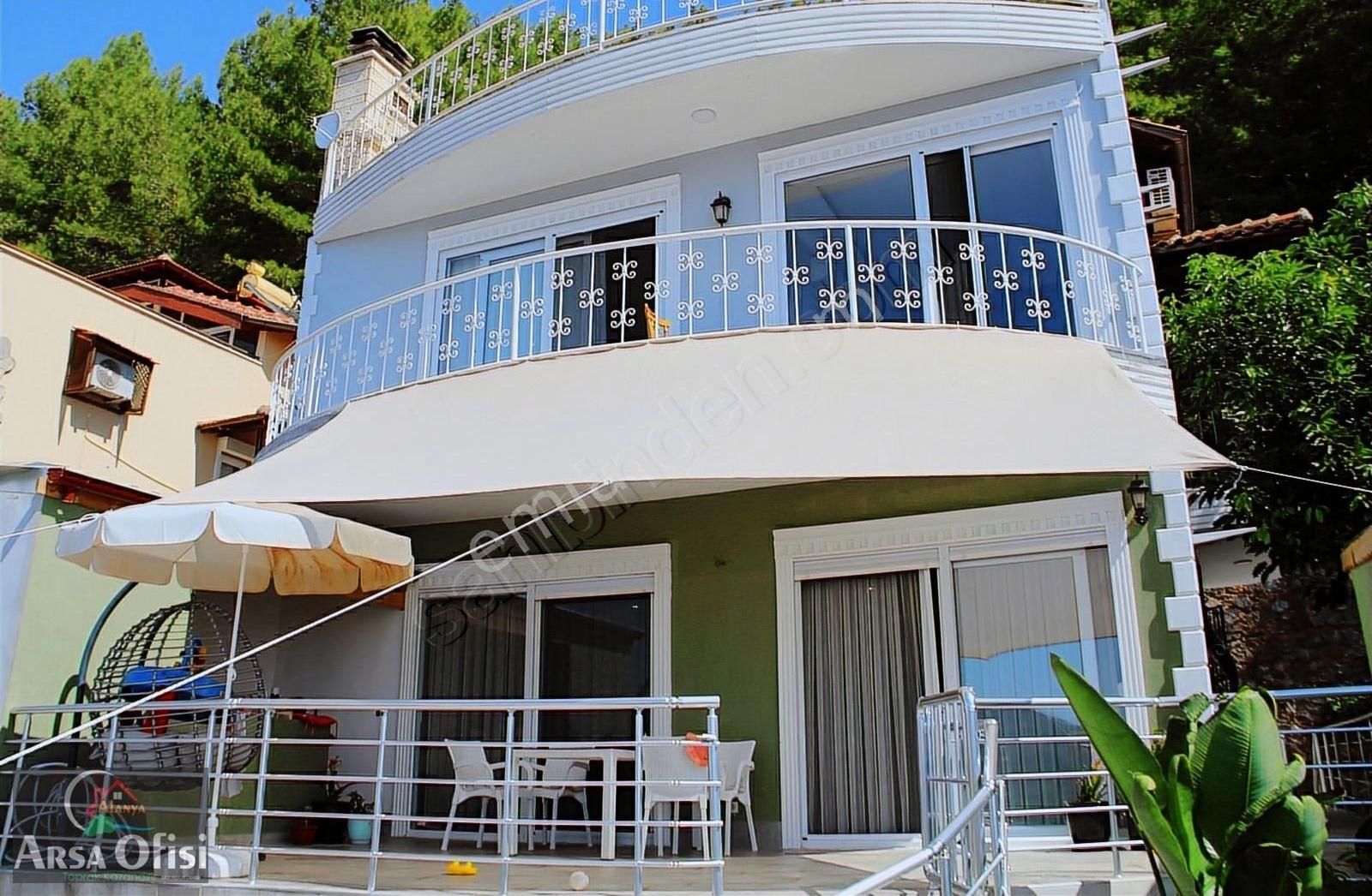 Alanya'da Deniz Ve Şehir Manzaralı Tripleks 5+1 Villa
