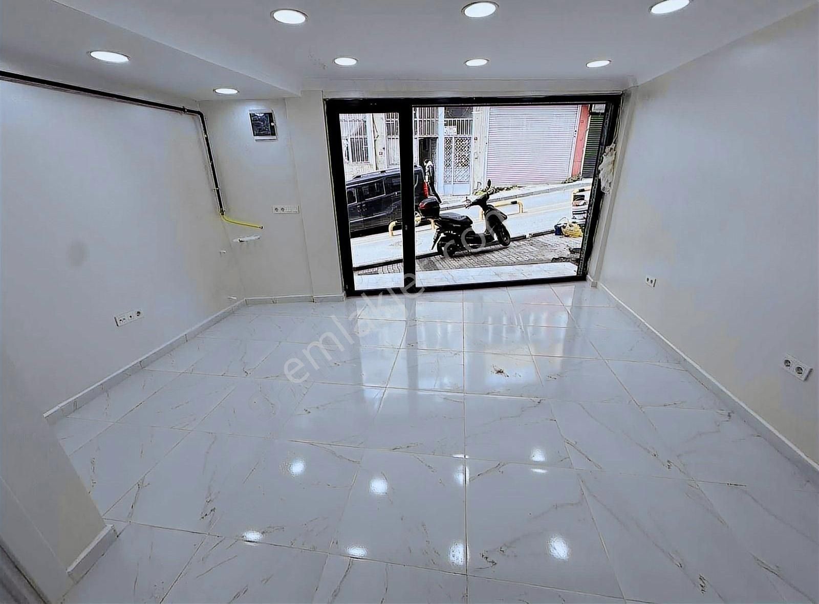 Hürriyet Mahallesi İzzet Paşa Caddesi'nde Kiralık Dükkan