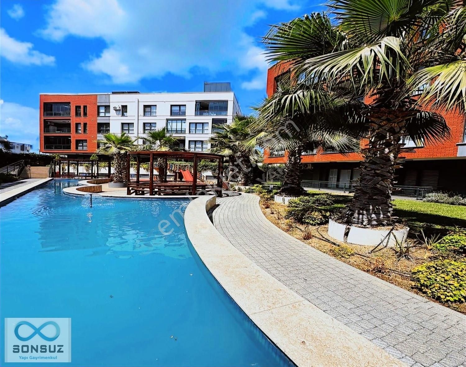 Beylikdüzünde Kısa Katlı 7/24 Güvenlikli Otoparklı Sitede 3+1