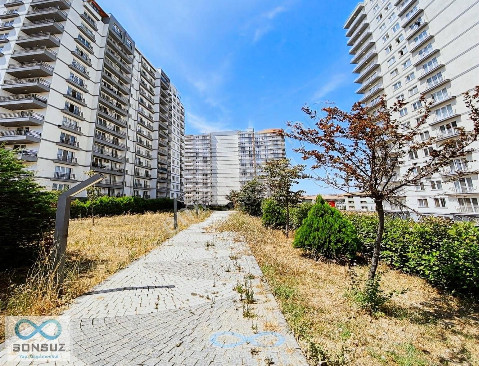 Beylikdüzü Sonsuz Dan Havuzlu Güvenlikli Sitede Acil Satılık 2+1