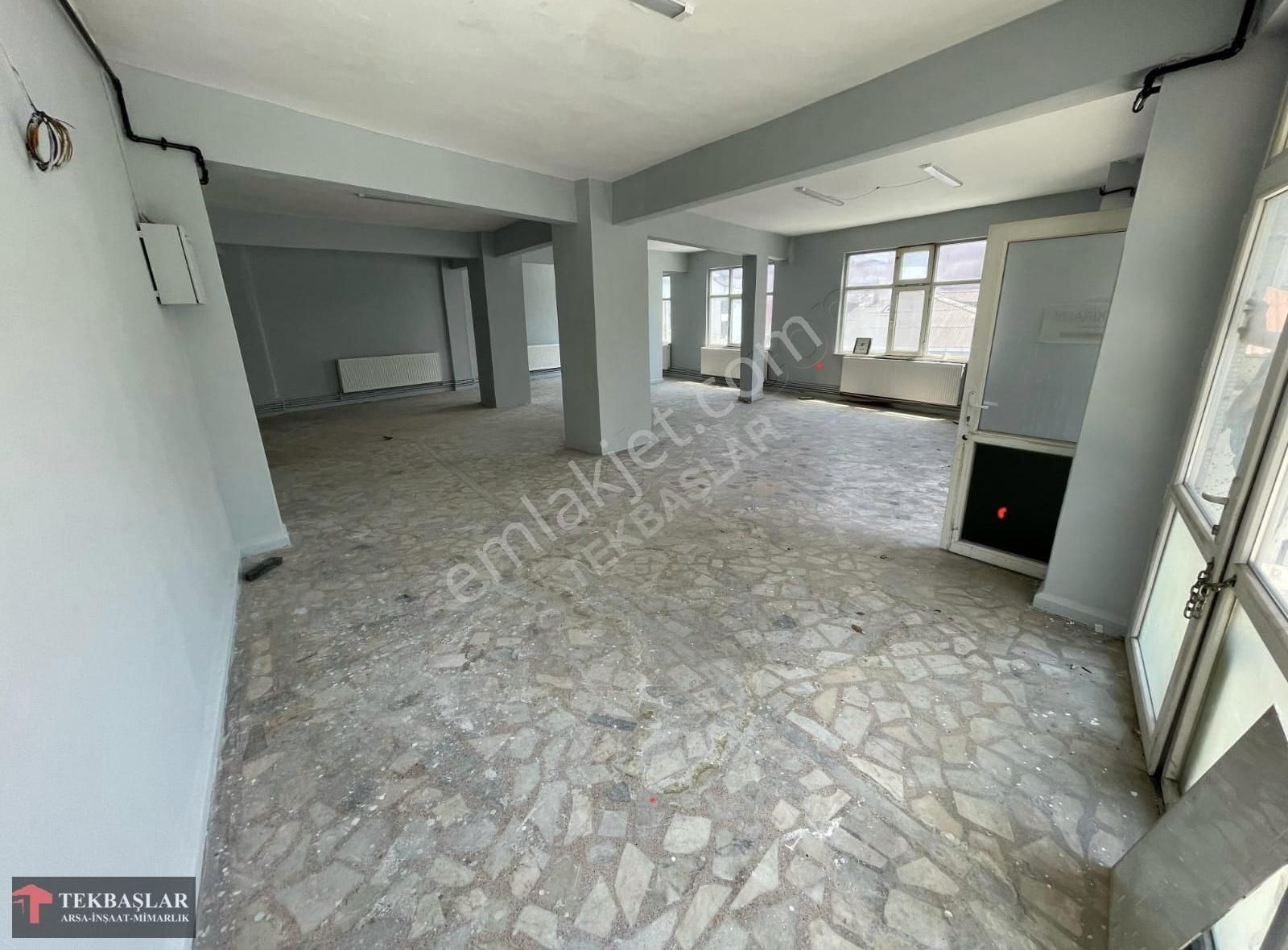 Tekbaşlar'dan Kiralık Köşe Başı Sanayi Elektrikli Dükkan