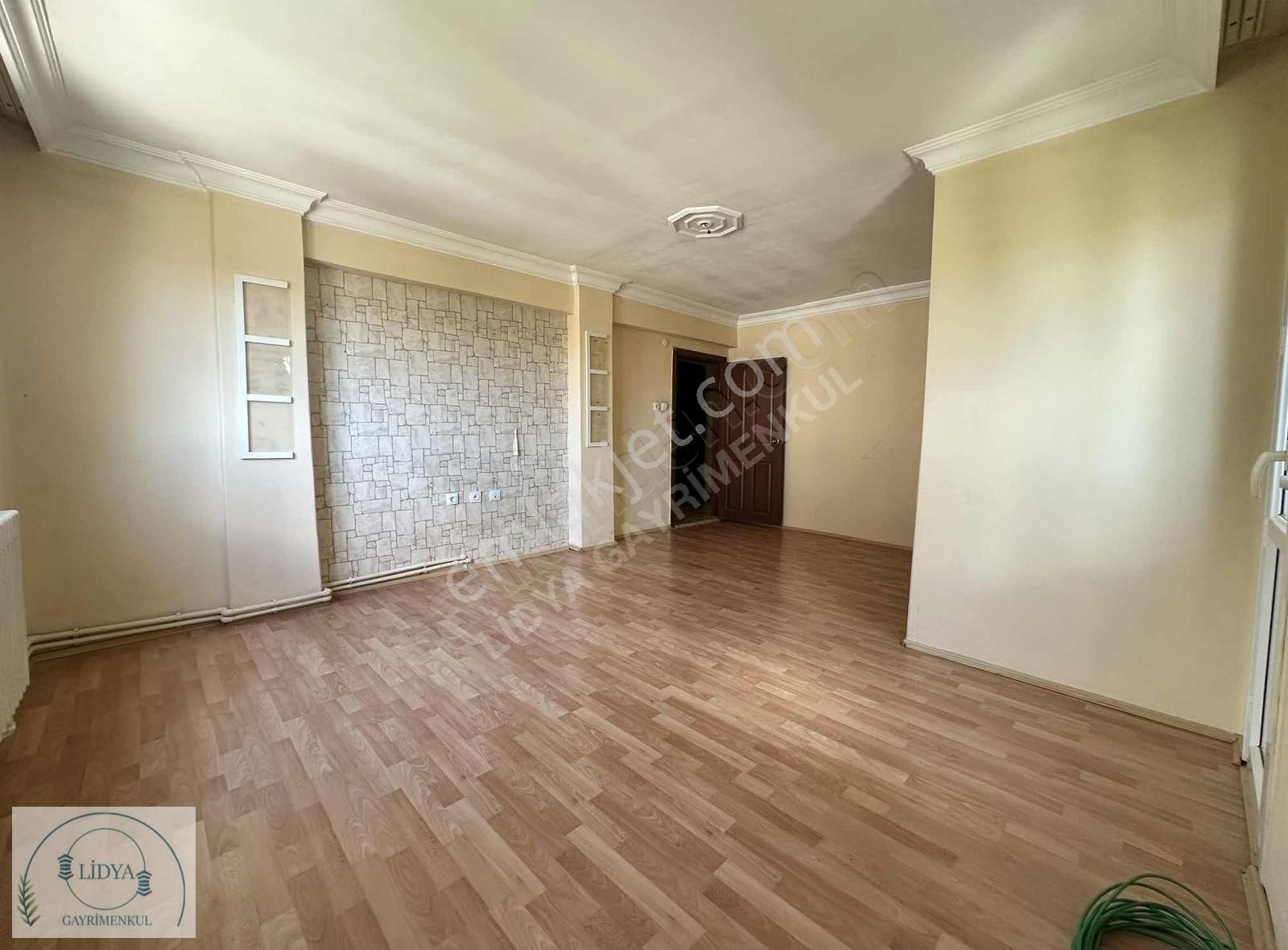 Özlem Sitesinde A2 Blokta Ara Kat Güney Çephe 2+1