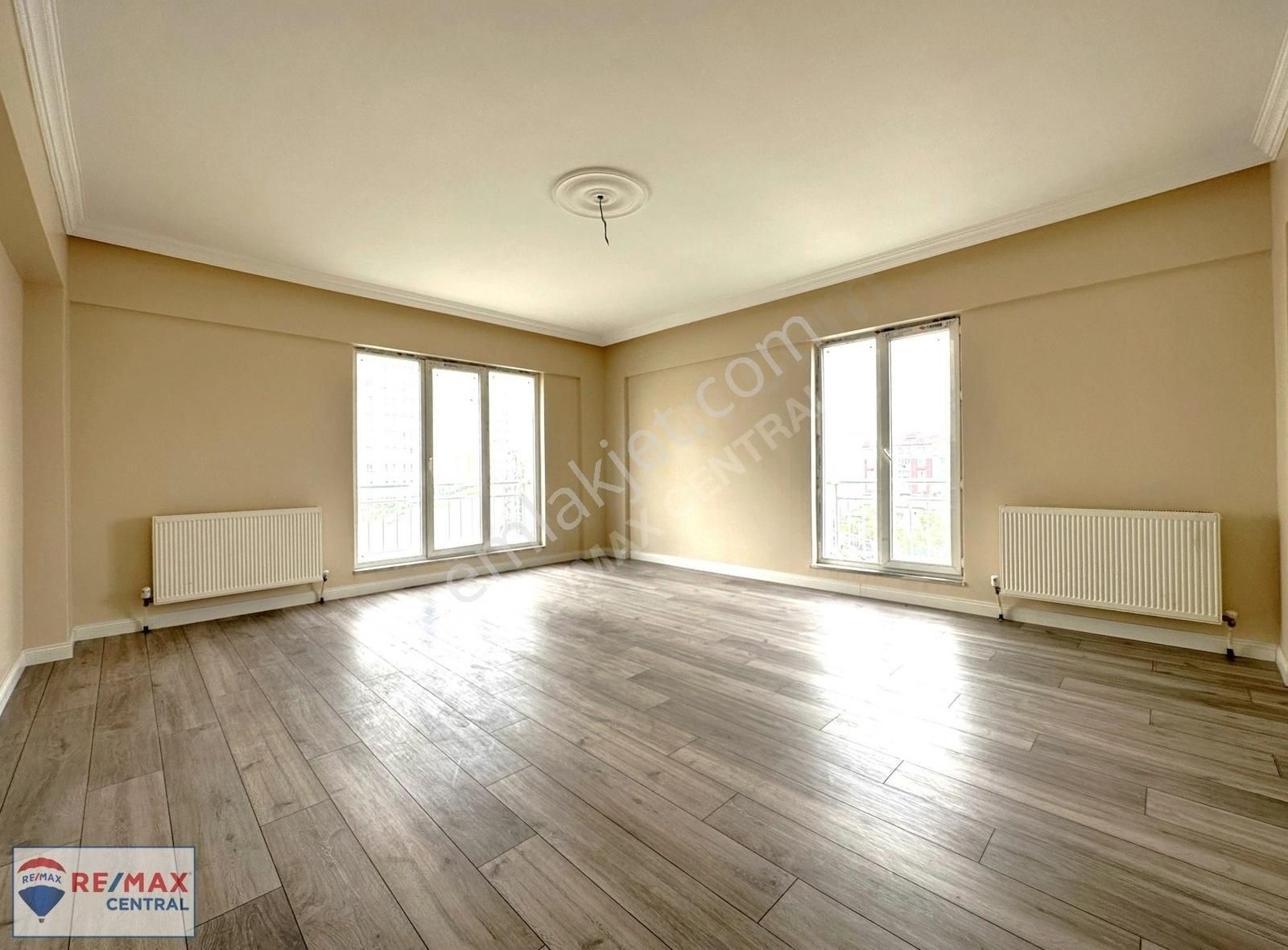 Re/max Central'dan Huzur Mah.'de 3+1 Arakat Lüx Satılık Daire