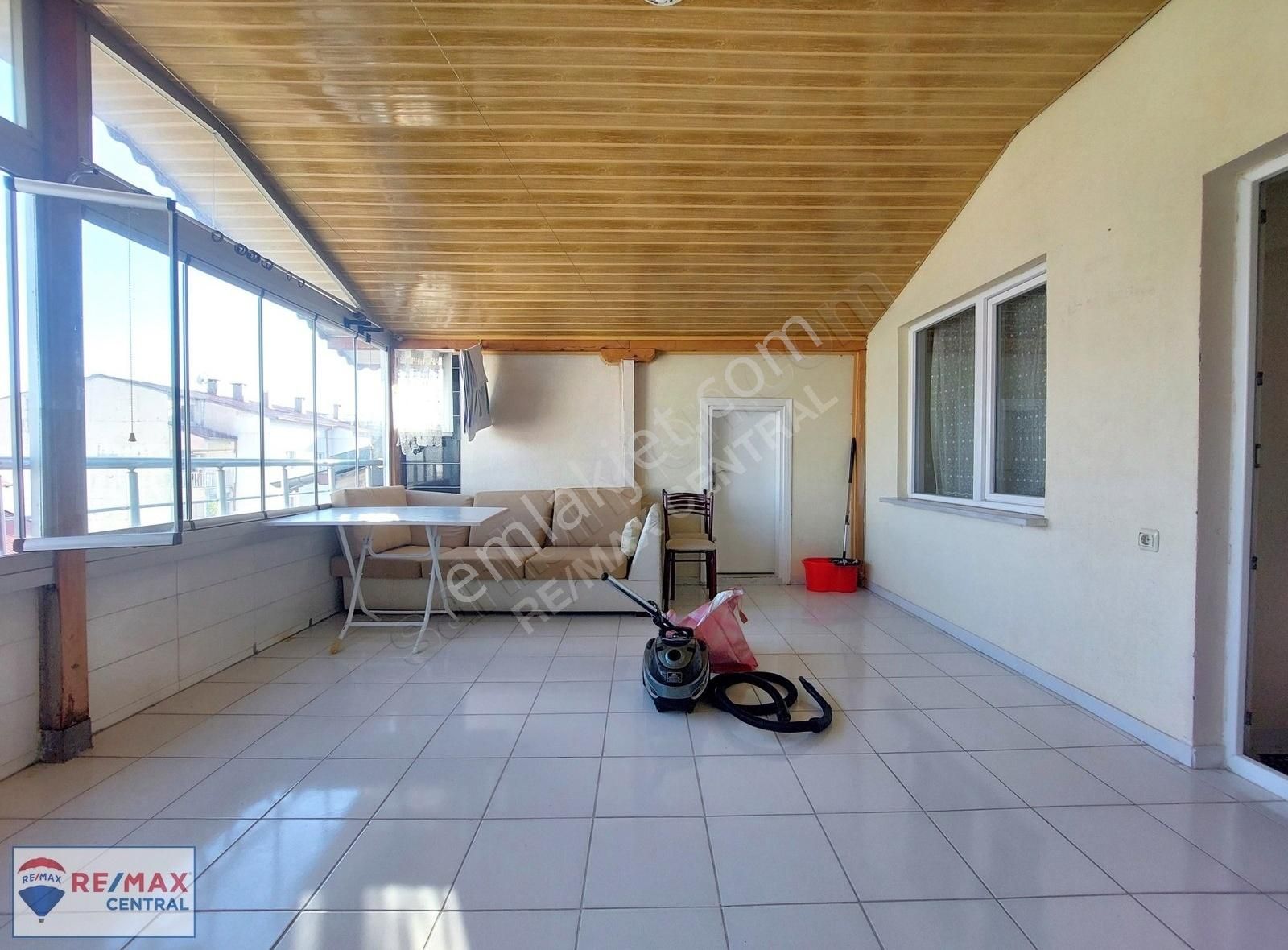 Remax Central'dan Çiçekli Mahallesinde Eşyalı 1+1 Kiralık Daire