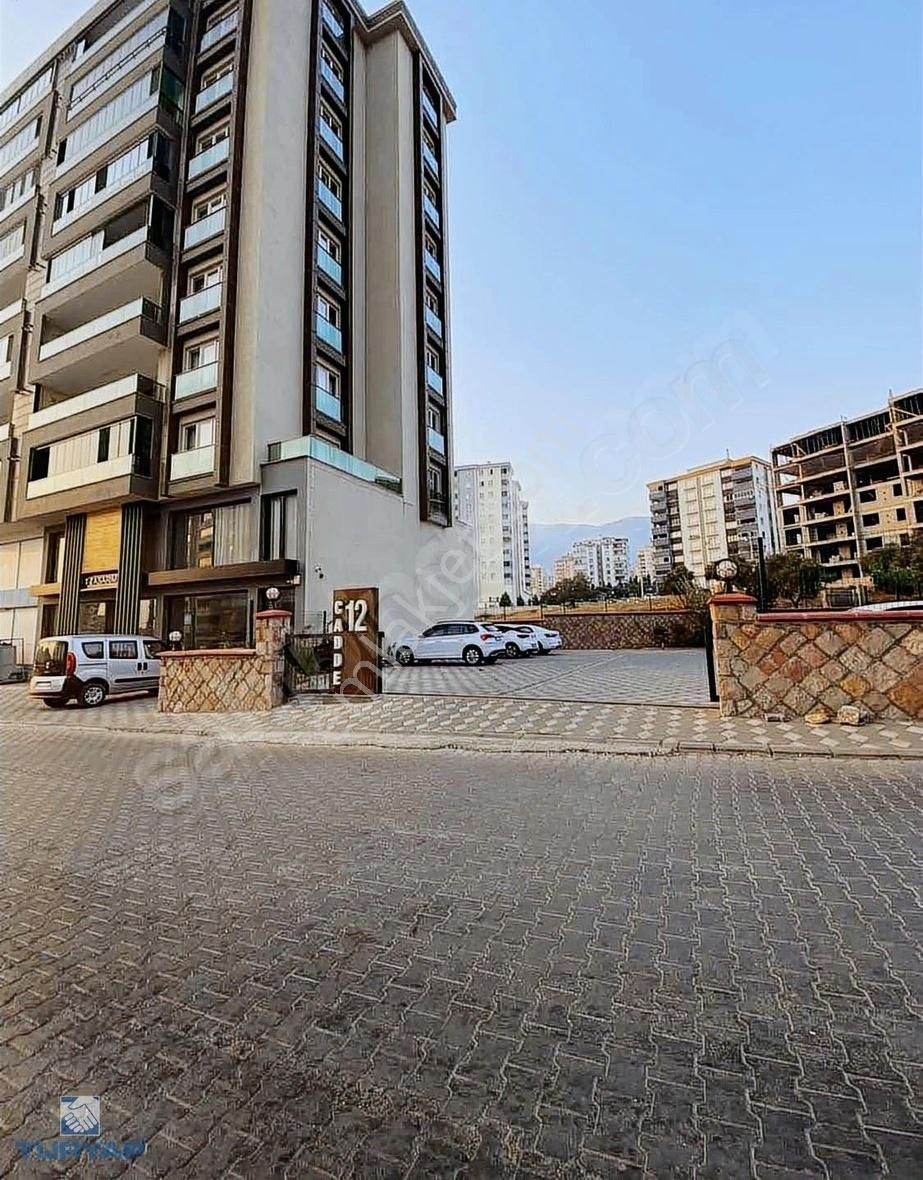 Binevler Turyaptan Cadde 12 'de Sıra Dışı 4+1 Daire