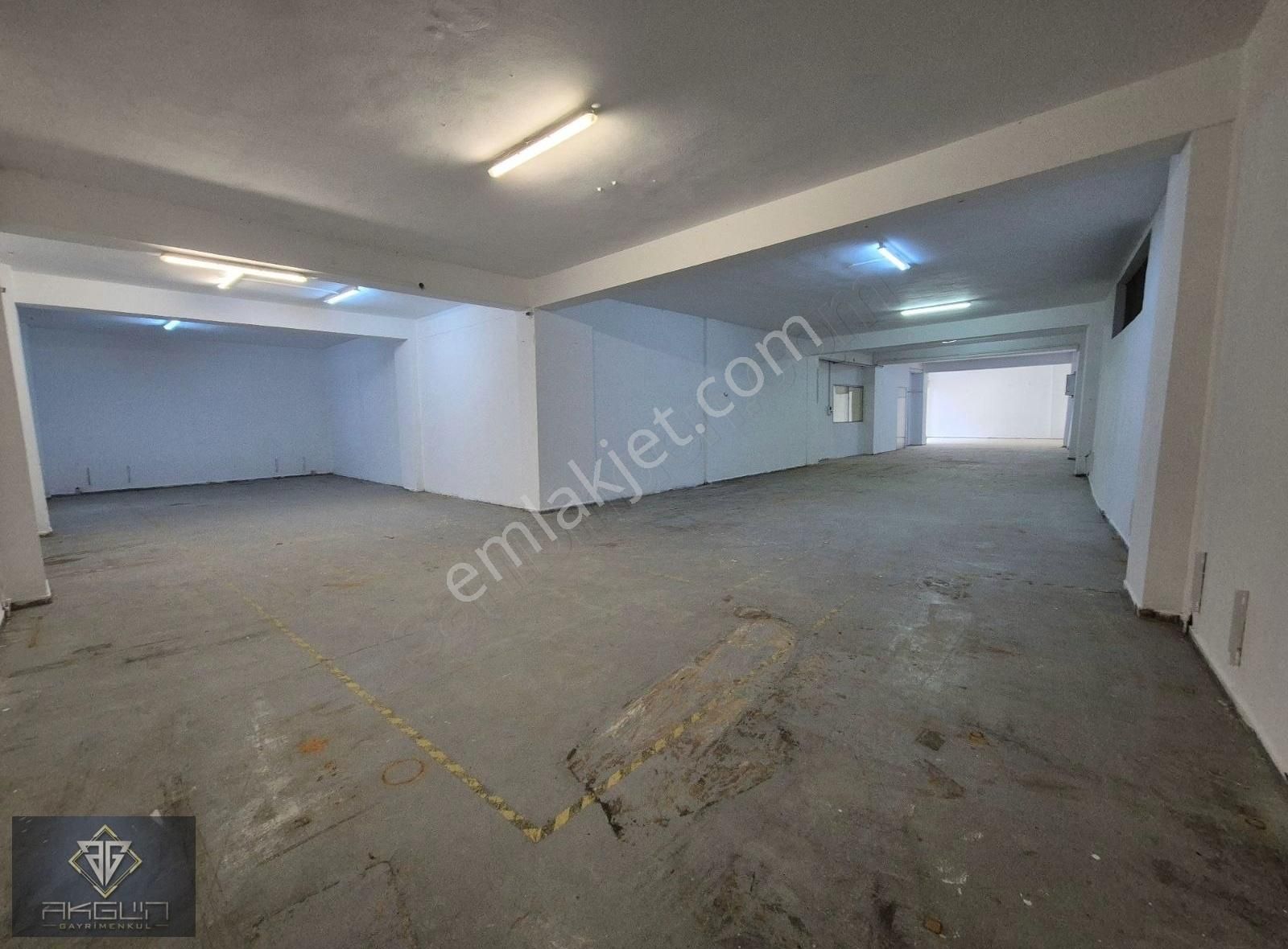Akgün'den Genç Binada Araç Girişine Müsait 400m2 Depo