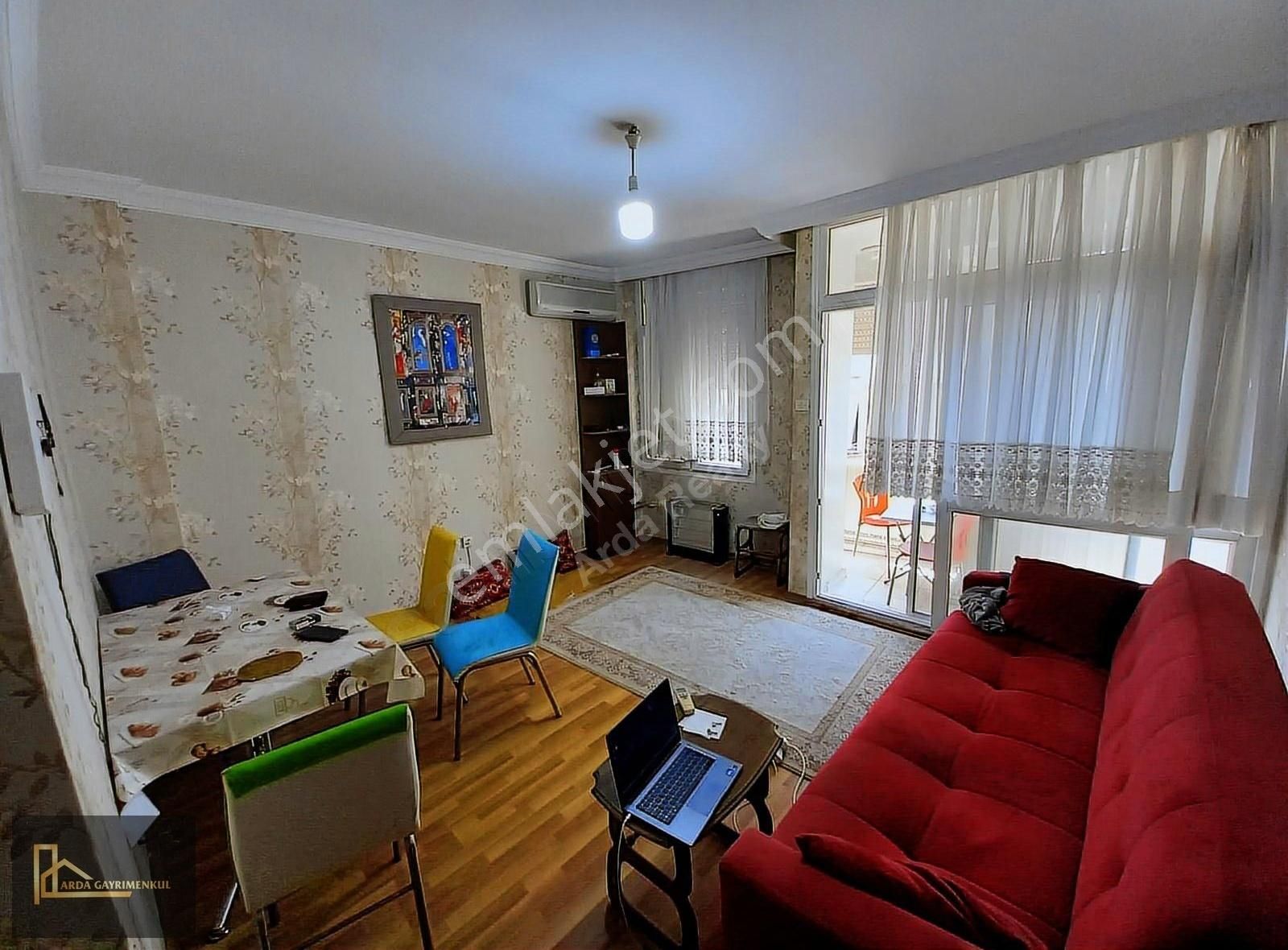 K.yaka Çarşı Yakını Geniş Sokak Çitf Cephe 2+1 75 M2