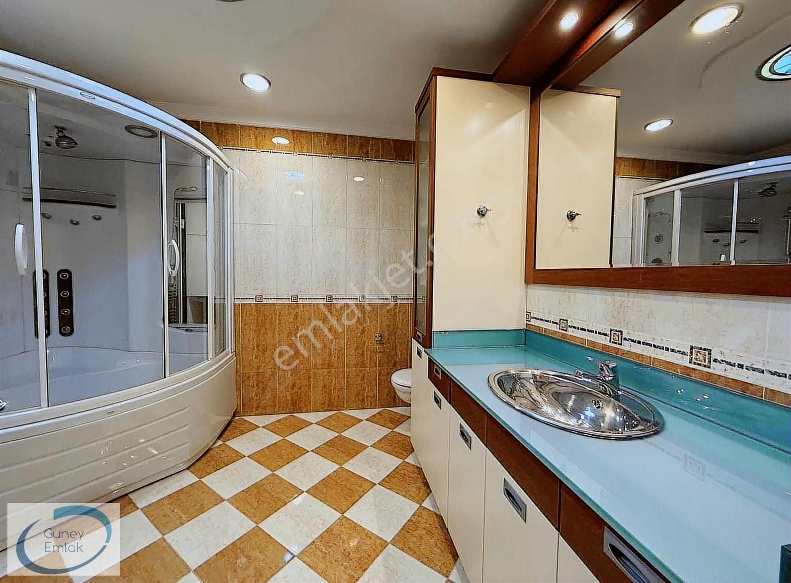 Adakale Geniş Sokak'ta 4+1 280 M2 Orta Kat Kiralık Daire