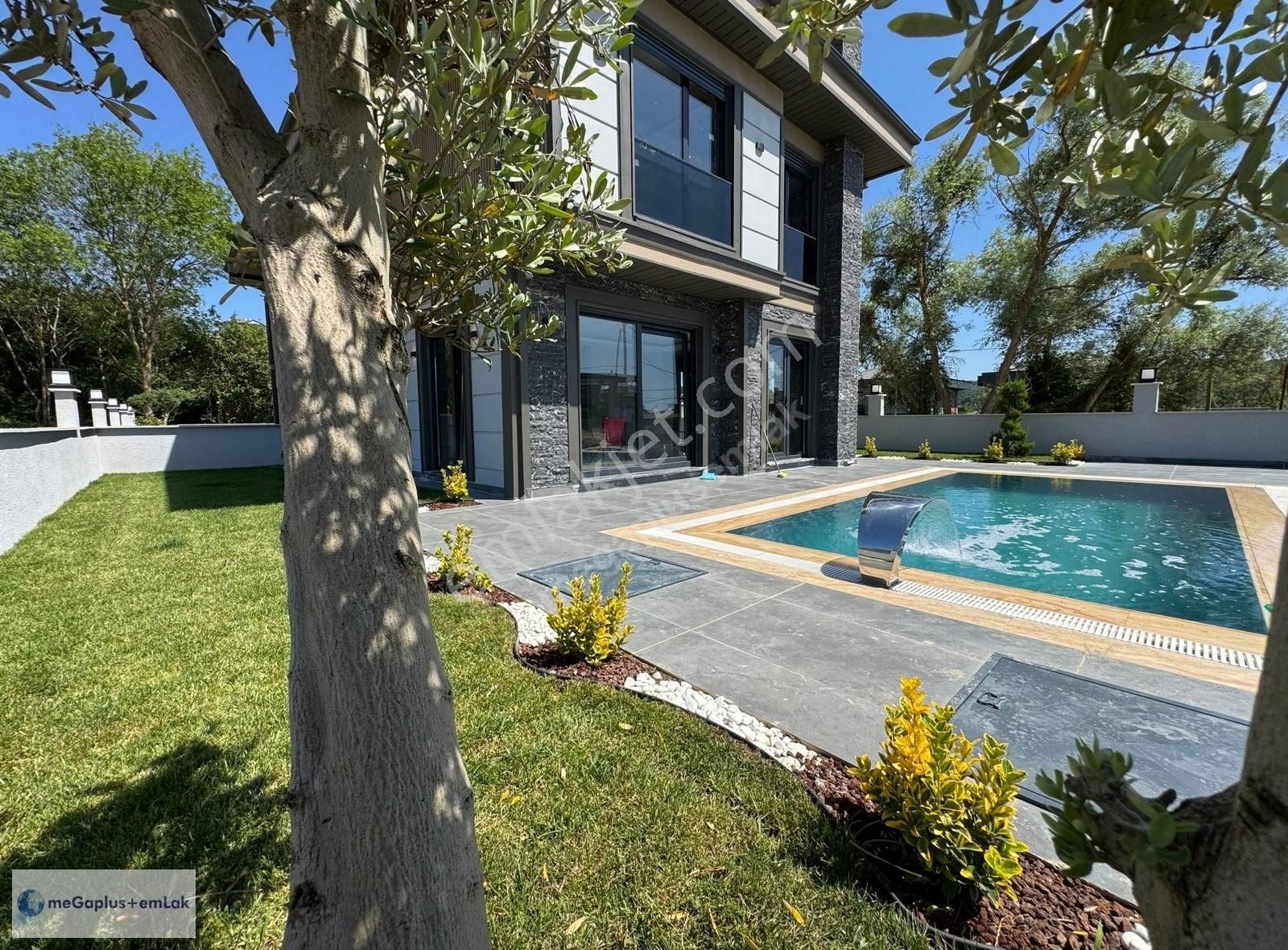 Çavuş Mahallesinde Satılık Lüks 3+1 İkiz Villa Havuzlu