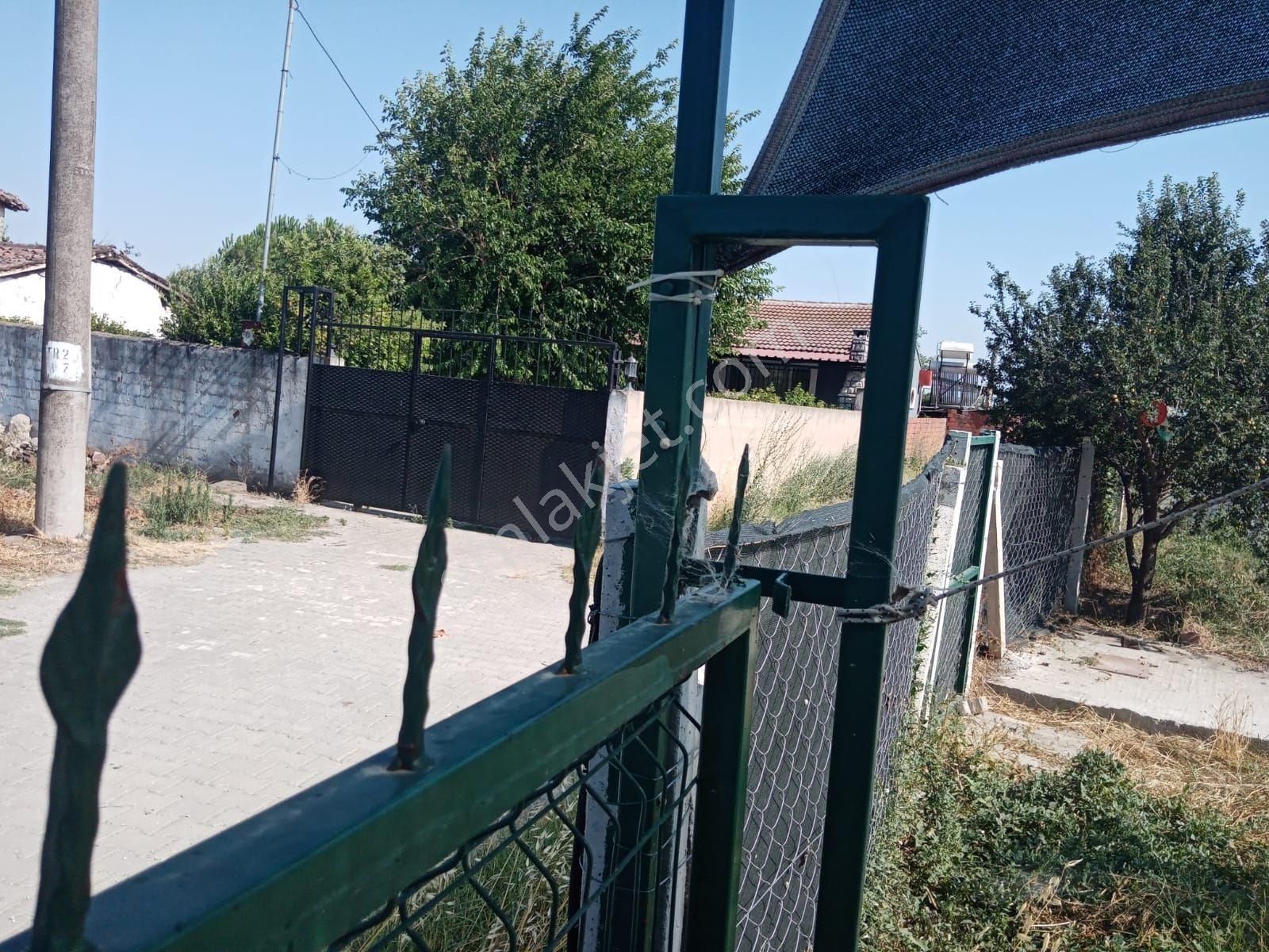 Bayındır Yeşilov 'da İçinde Prefabrik Evi Olan İmarlı Arsa