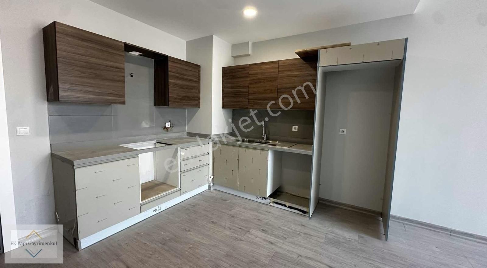Kadıköy Evinpark Sitesinde Metrobüse 2dk 103m2 Kiralık 2+1daire