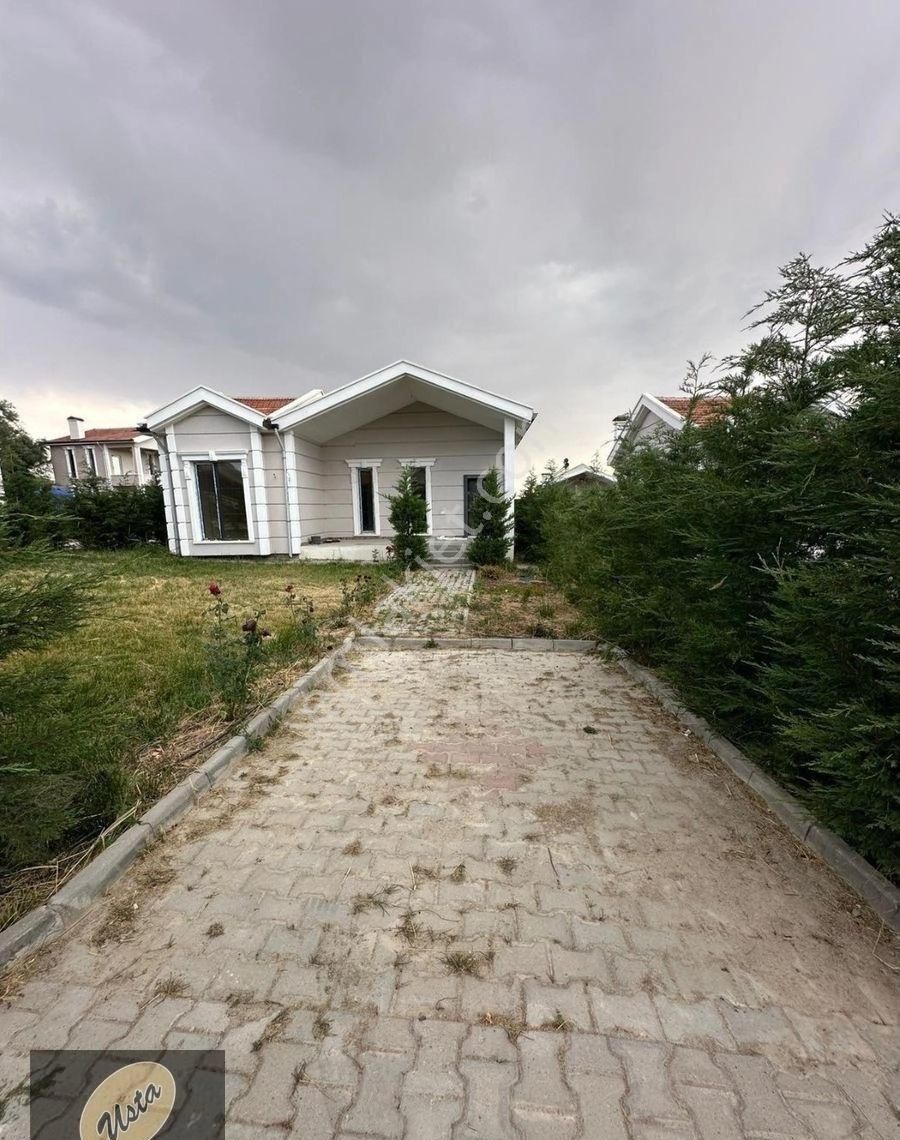 Oğulbey'de Lüks Site İçerisinde Lüx Eşyalı Bahçeli Villa