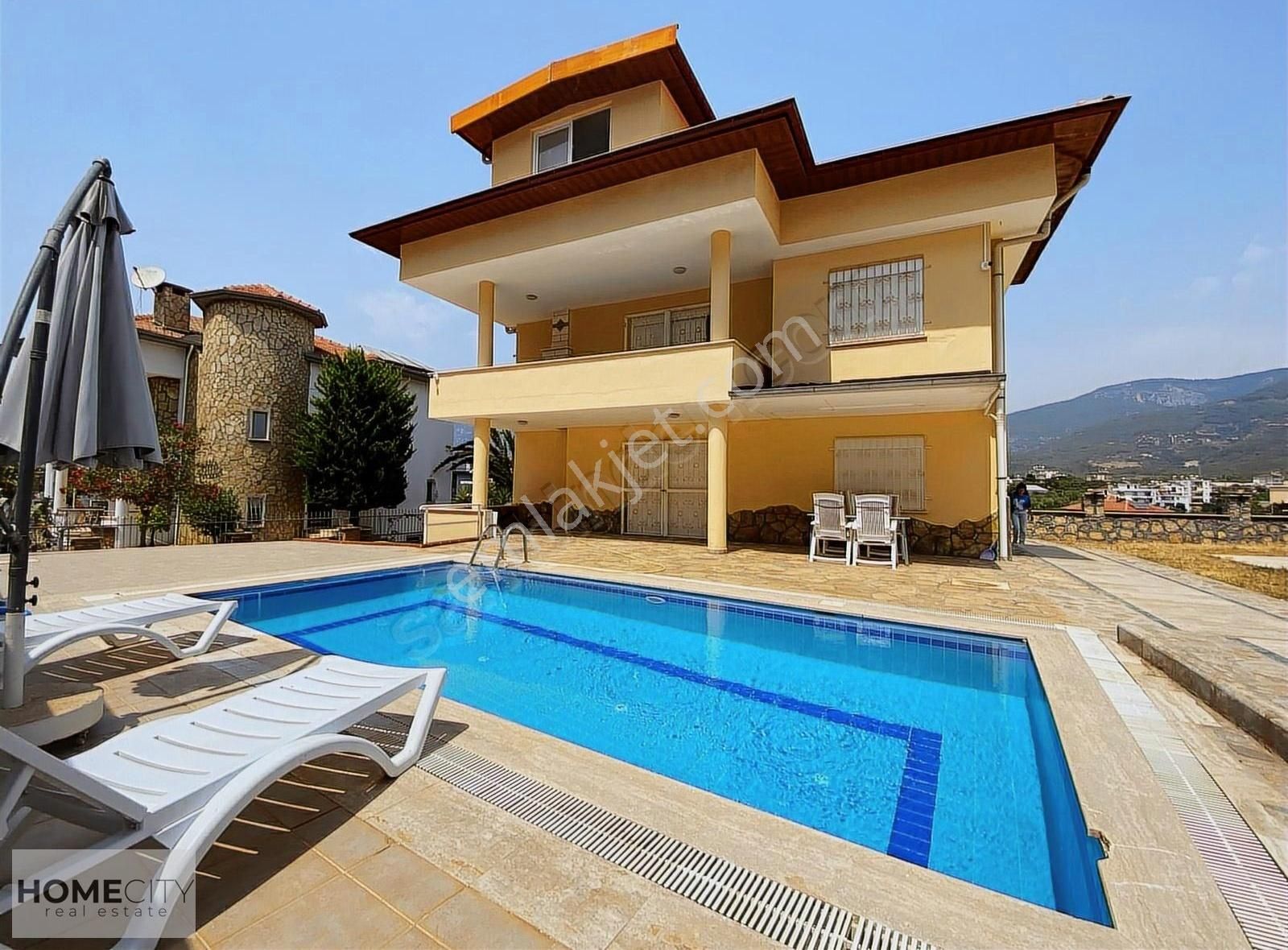 Alanya Oba Müstakil Havuz Bahçe 3+1 Eşyalı 1000m2 Triplex Villaa
