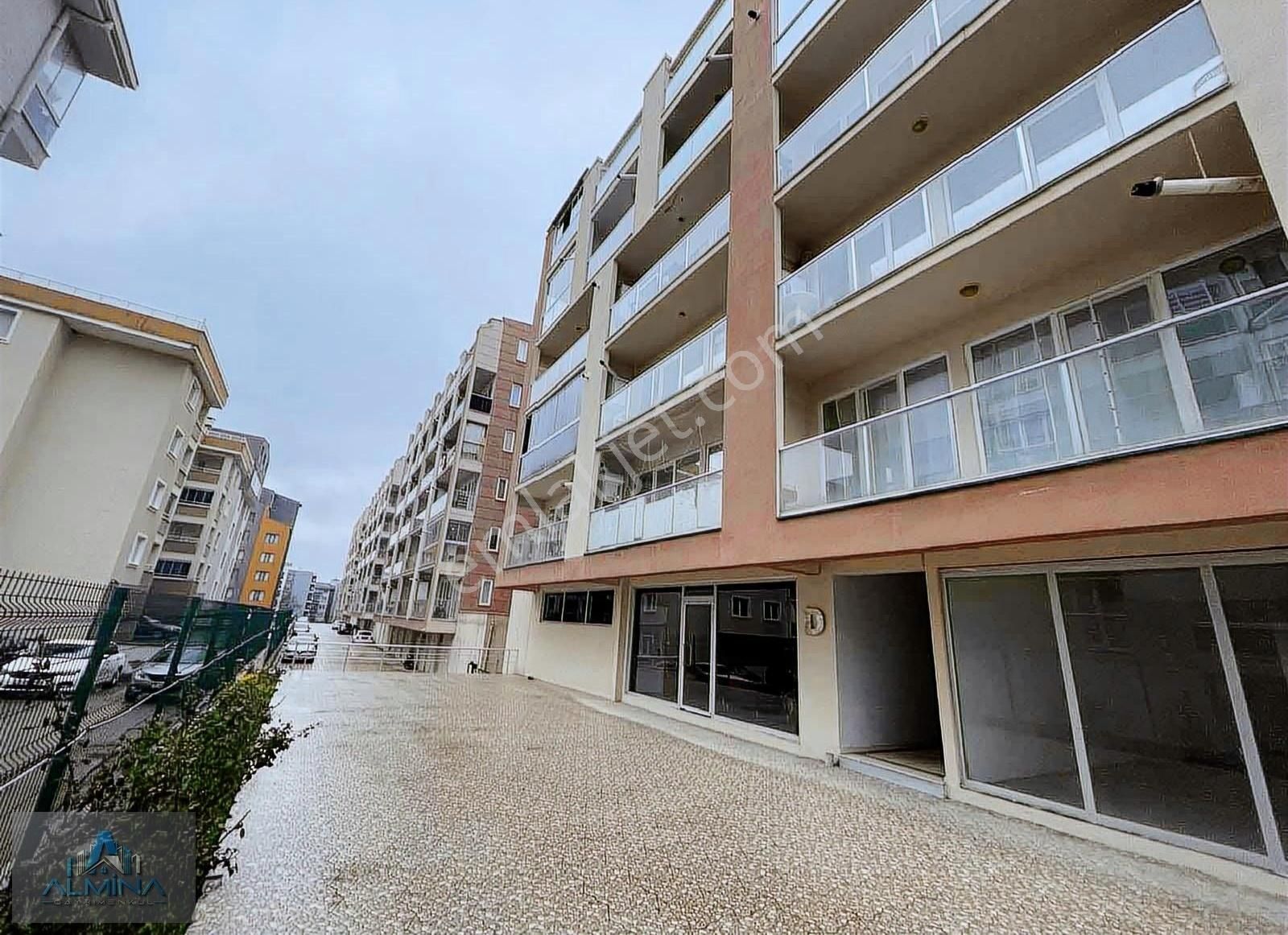 Almina Dan Site İçerisinde Lüks Tasarımlı 1+1 Geniş Daire - Görsel 4