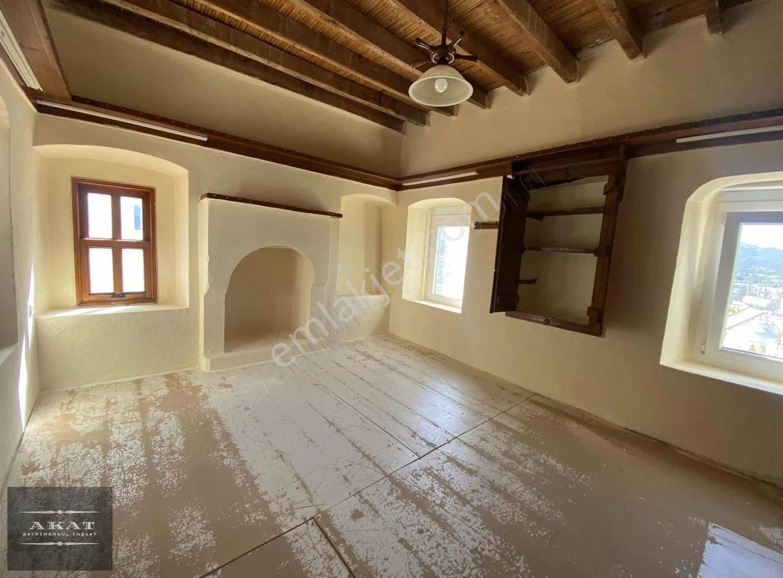 Ortakent Merkez'de Aylık Ödemeli Kiralık 2+1 Dubleks Köy Evi
