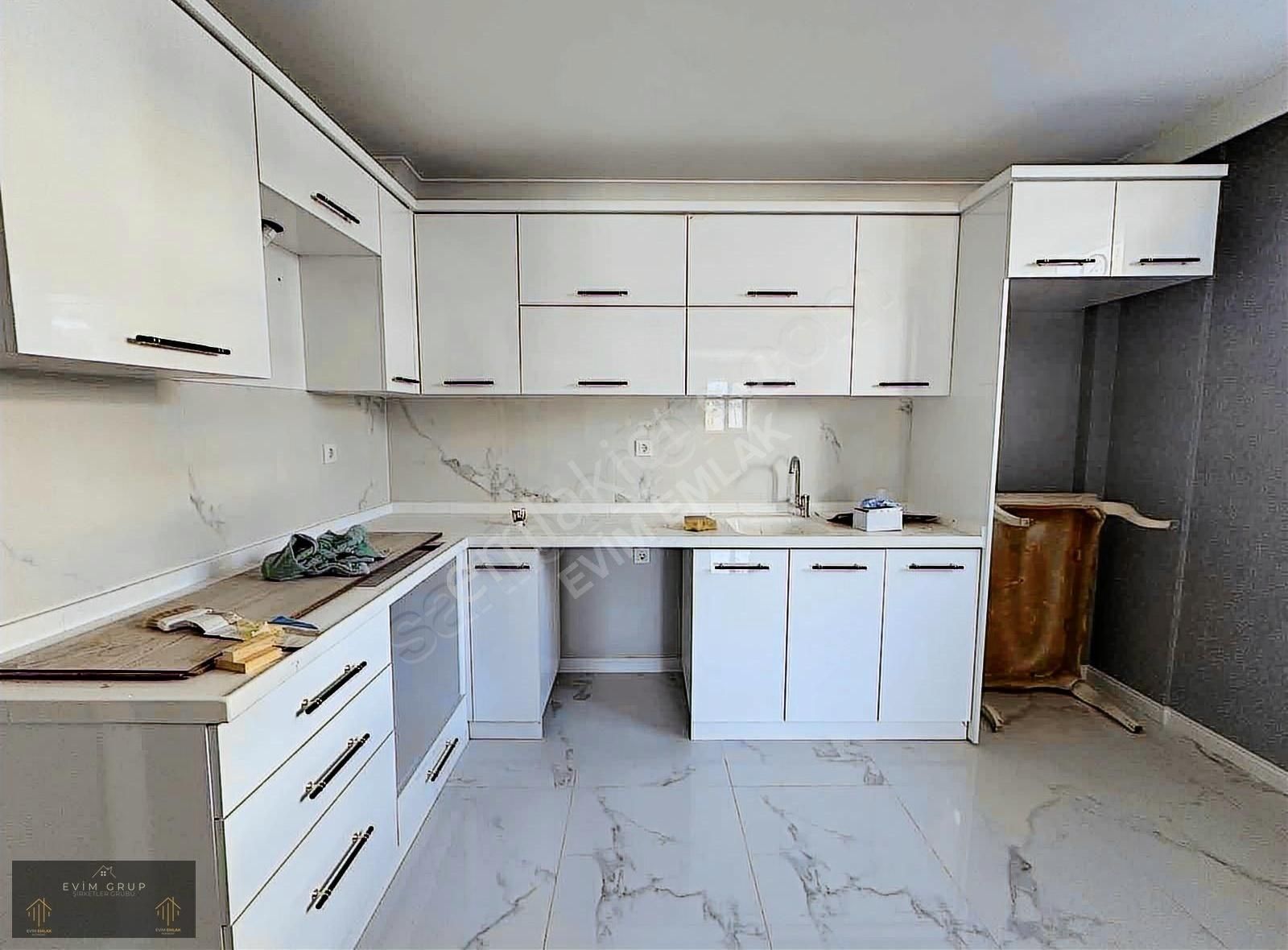 Evim Emlak'tan 1701 Cadde Üzeri 3,5+1 Giriş Aile Binası