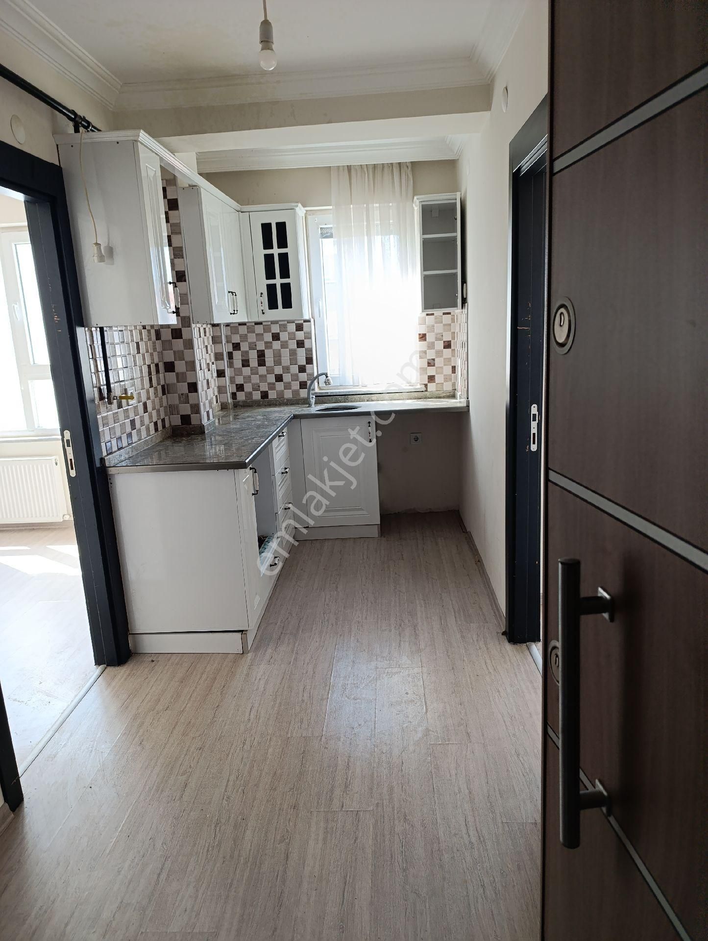 Emek Mahallesi Kiralık Ara Kat 1+1 Kombili Daire