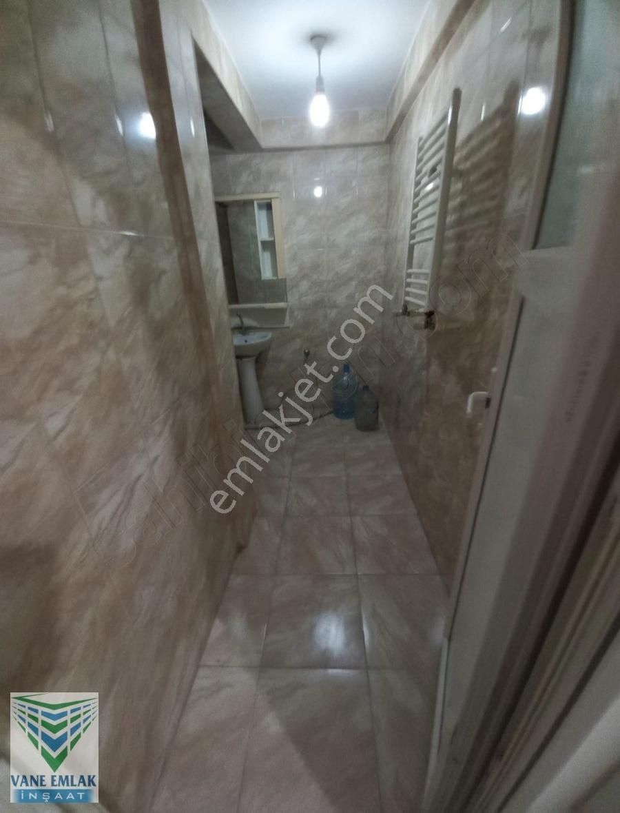 Vaneden Güngören Maraşal Cakmakta Kiralık D.giriş Daire