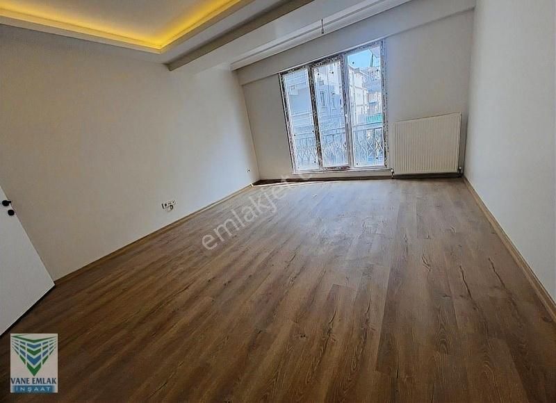 Vaneden Tramvay Yakını 0 Bina'da 1.kat 2+1 90m2 Daire