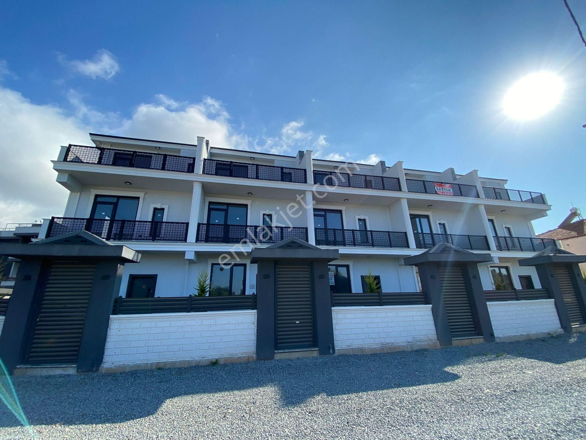 Müstakil Girişli, Bahçeli Ve Havuzlu Satılık *triplex Villa*
