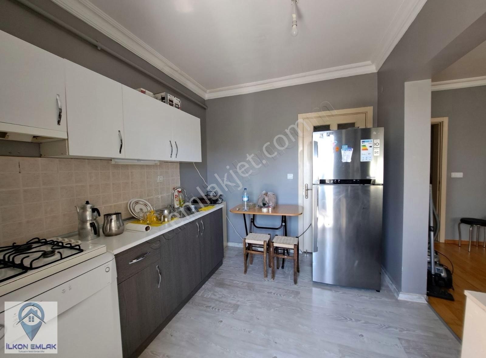 Turkuazda Bakımlı Düzgün Eşyali 2+1