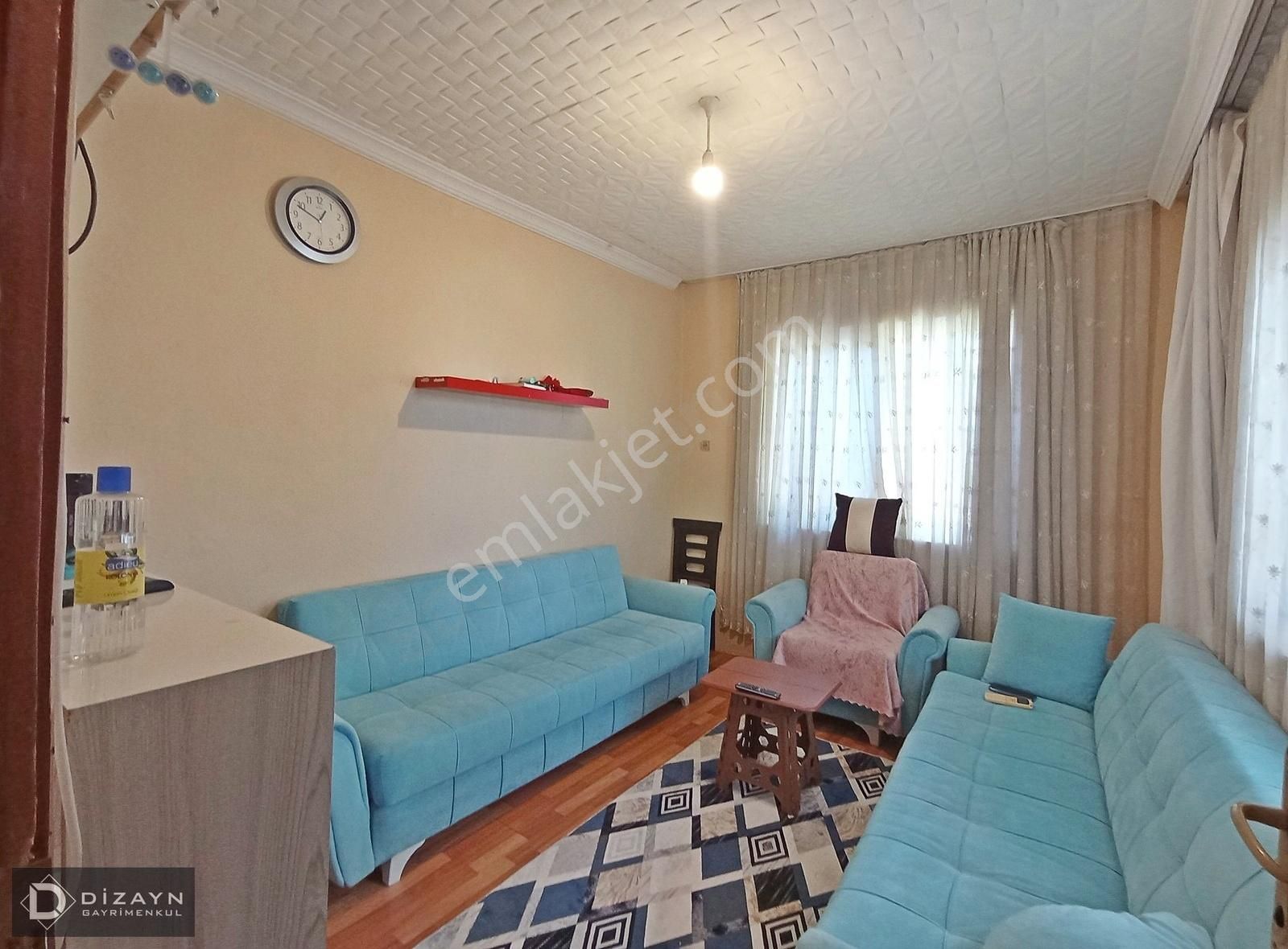 Hüsnü Karakaş'da İçinde 2+1 Ev Olan 195 M2 İmarlı Parsel Takaslı