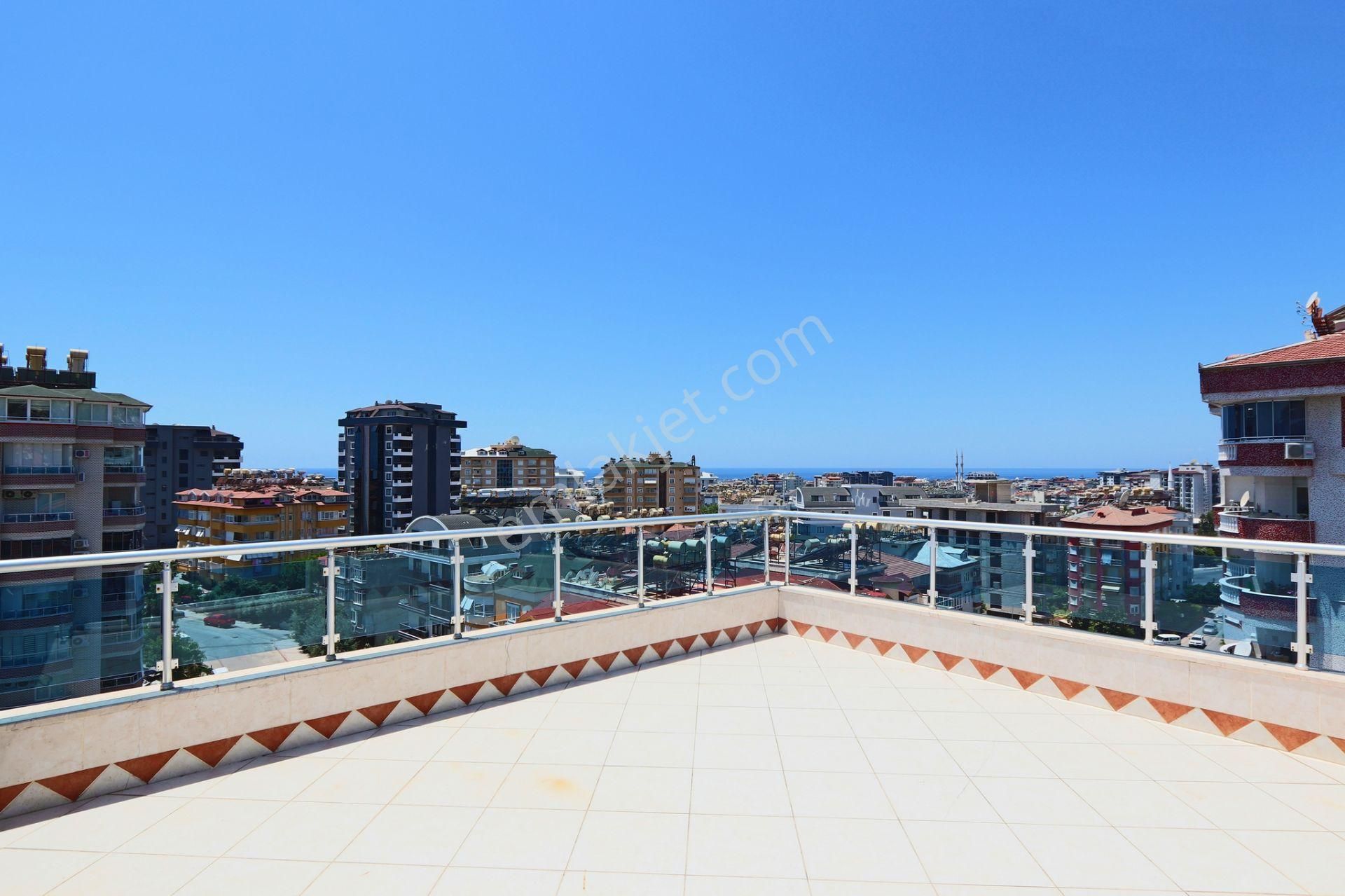 Alanya Merkez'de Deniz Manzaralı Ayrı Mutfak Geniş Dubleks Daire