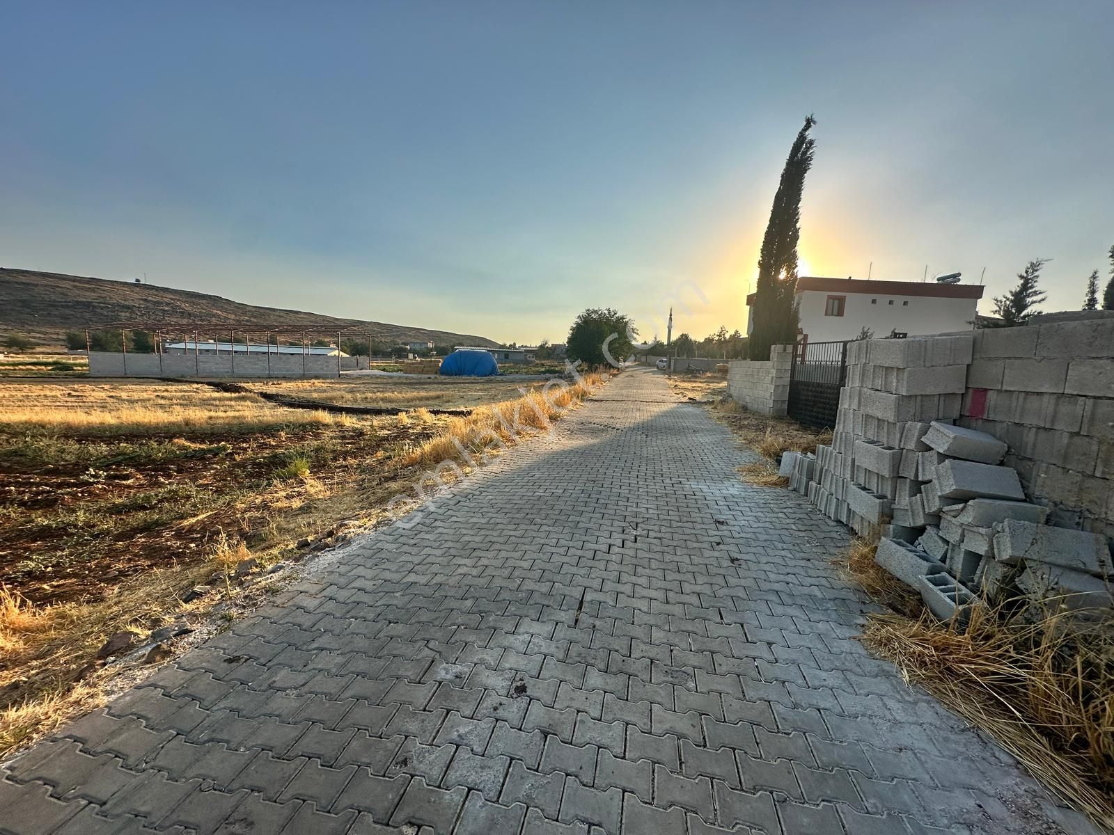 Mesken Emlakdn Sarıt Mh Kilit Taşlı Resmi Yol Üstü Küçük Parça