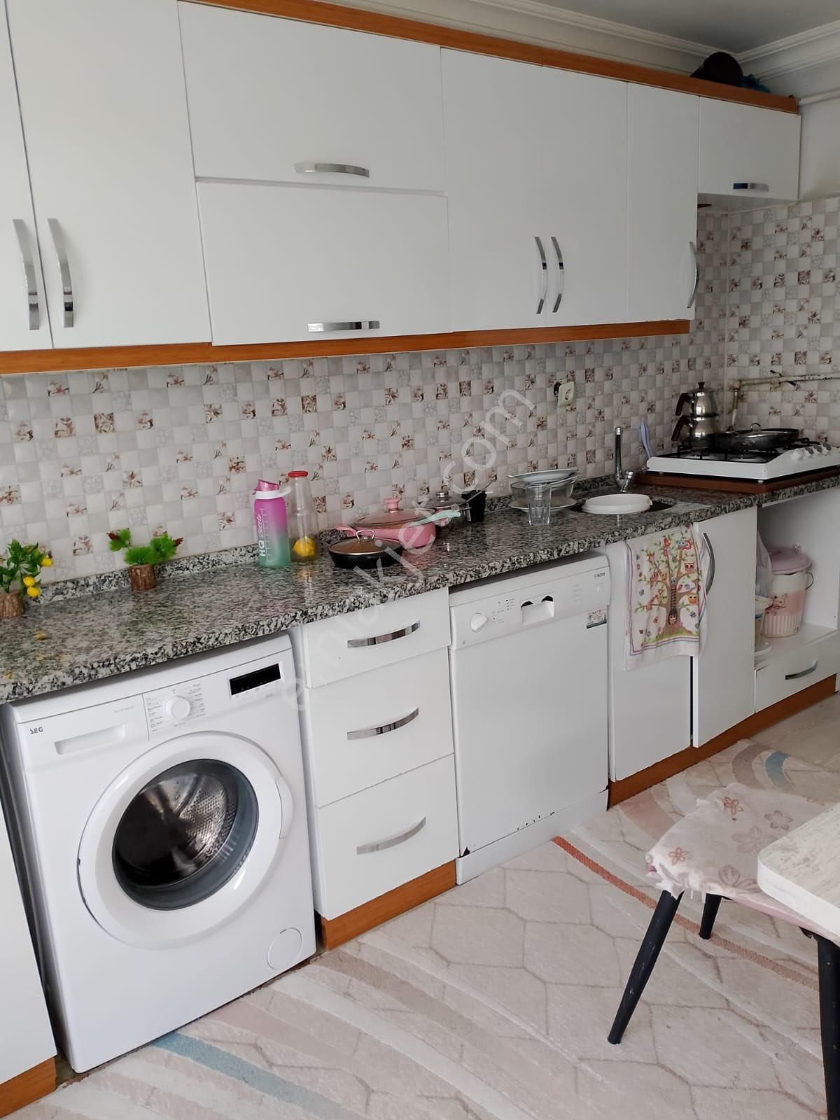 Satılık Çiflik Caddesinde Civarda
