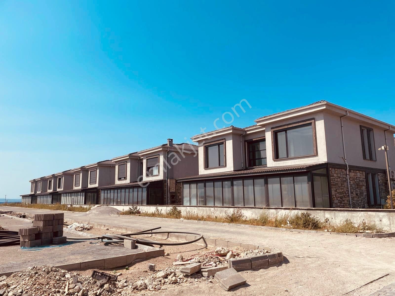 Pak Yapı'dan Denize Sıfır Özel Tasarım Lüks Trıbleks Satılık 3+1 Villa
