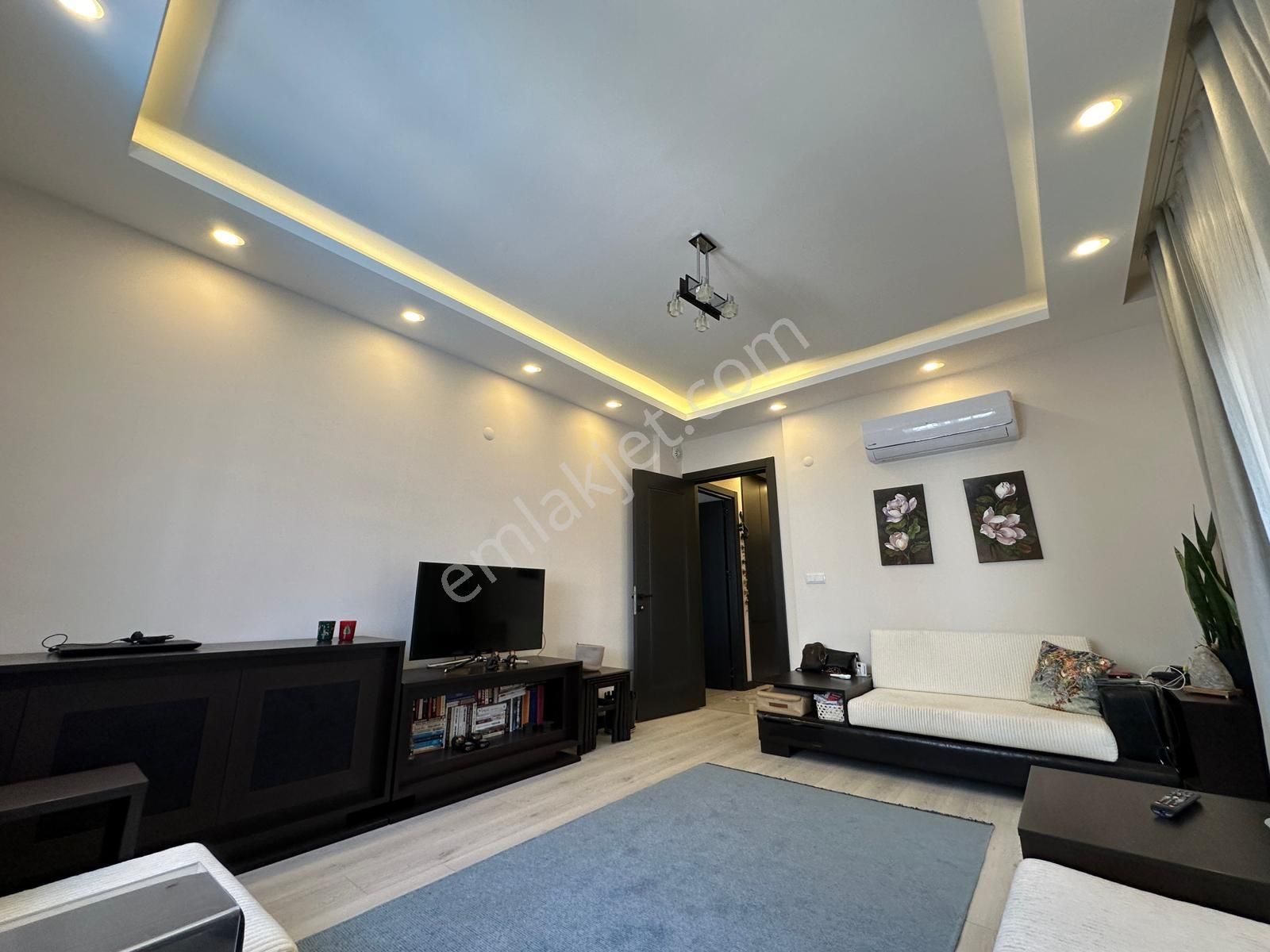 Yeniköy'de Sitede Arakat 2+1 Havuzlu Lüx Satılık Daire