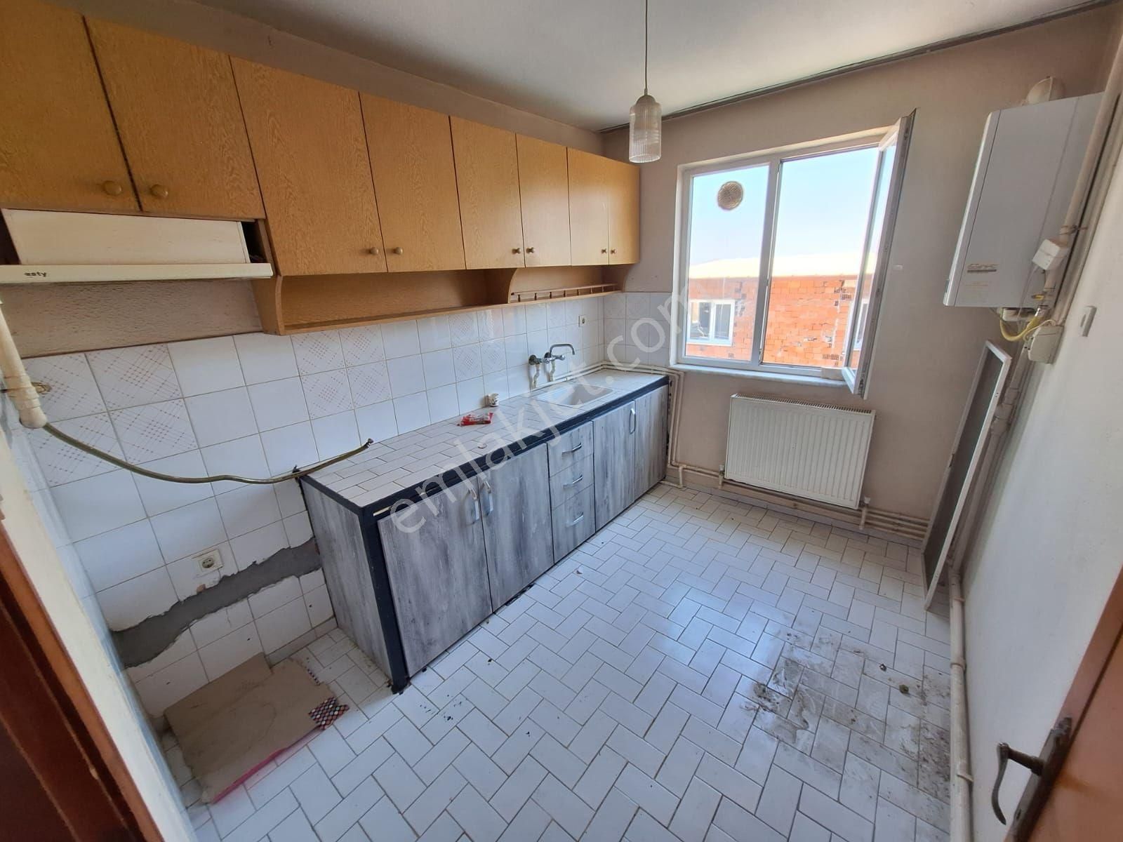 Canyapı'dan 1. Sakarya Mahallesinde 2+1 3. Kat Arakat Kiralık Daire
